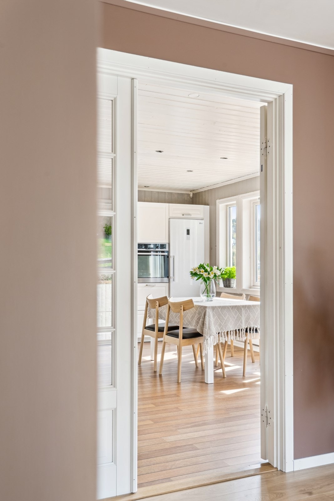 Selger pusset opp deler av kjøkkenet i 2017. Da fikk man nye underskap, benkeplate, utslagsvask og platetopp. Galleribilde