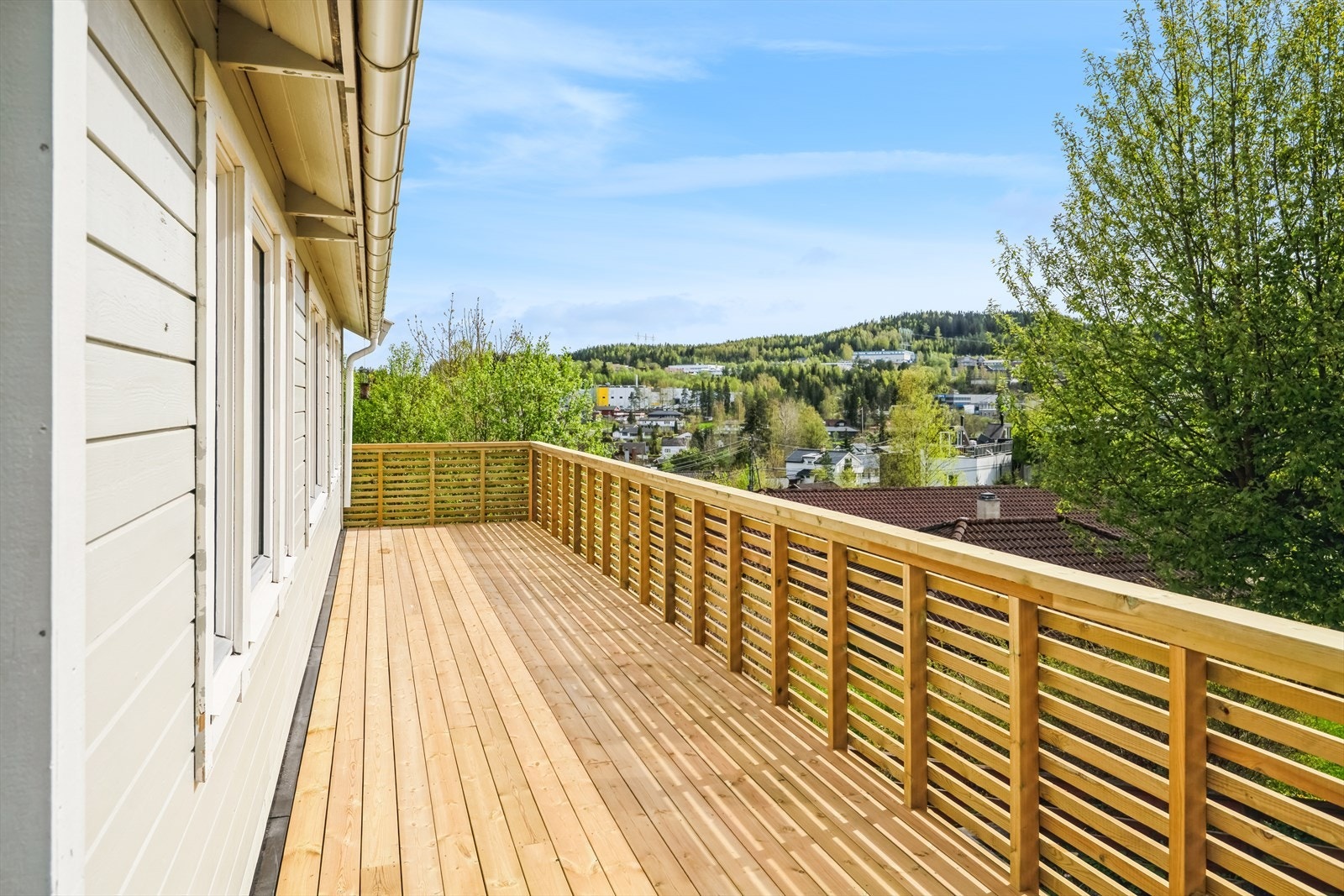 Terrassen er nybygd og var ferdig i år. Det er lagt plater som gjør at du kan sitte tørt på terrassen nede selv om det skulle komme en regnskur. Galleribilde