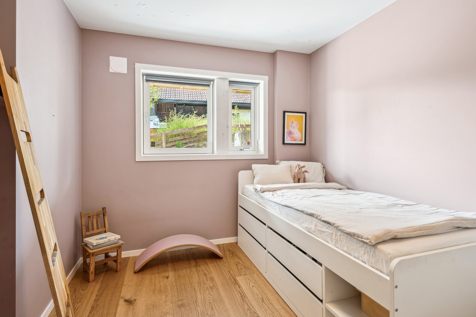 Soverom 3 ble også pusset opp i 2021 med etterisolering, lagt nytt gulv med varmefolie og malte gipsvegger m.m. Galleribilde