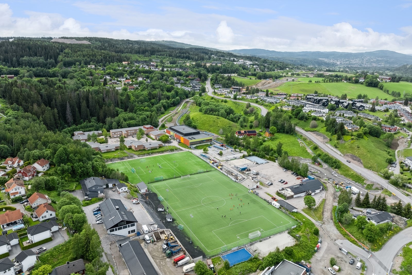 Det er trygg og fin gåavstand til både Ulverud barneskole og Li ungdomsskole. Er du glad i å spille ballspill eller svømme finner du dette i tilknytning Li ungdomsskole. Galleribilde