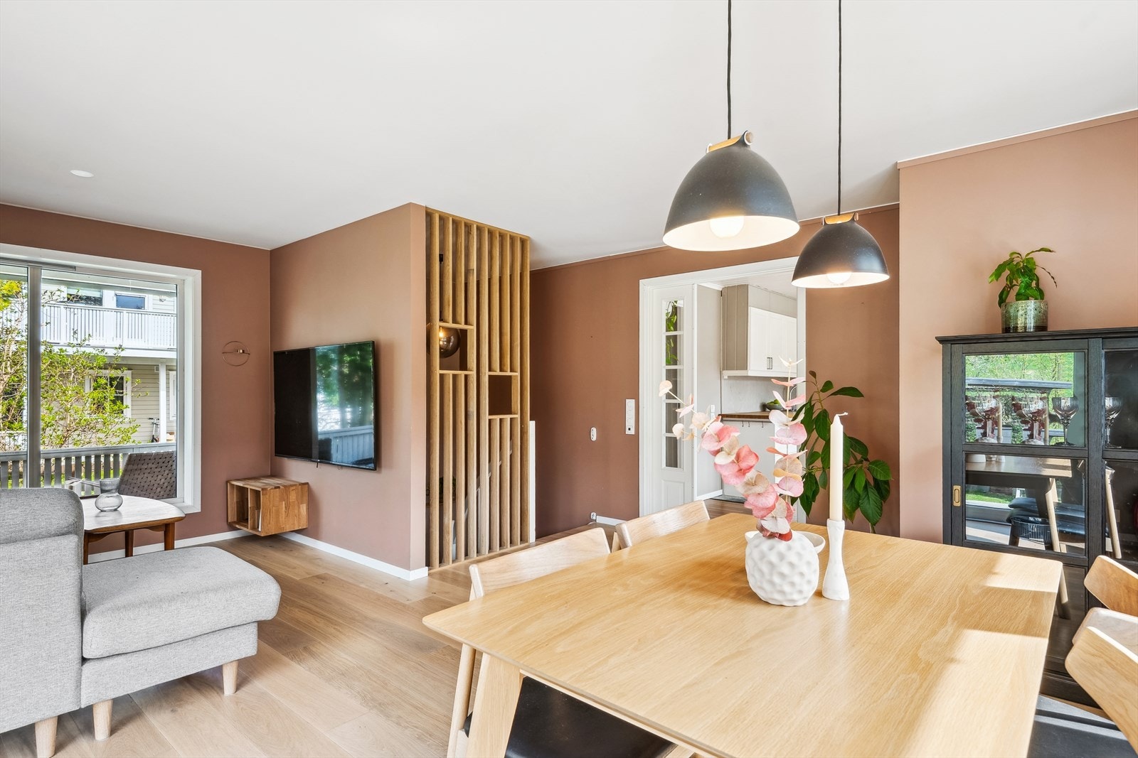 Det ble etterisolert, lagt gips, malt, nytt gulv med varmefolie etc. i 2023. Galleribilde