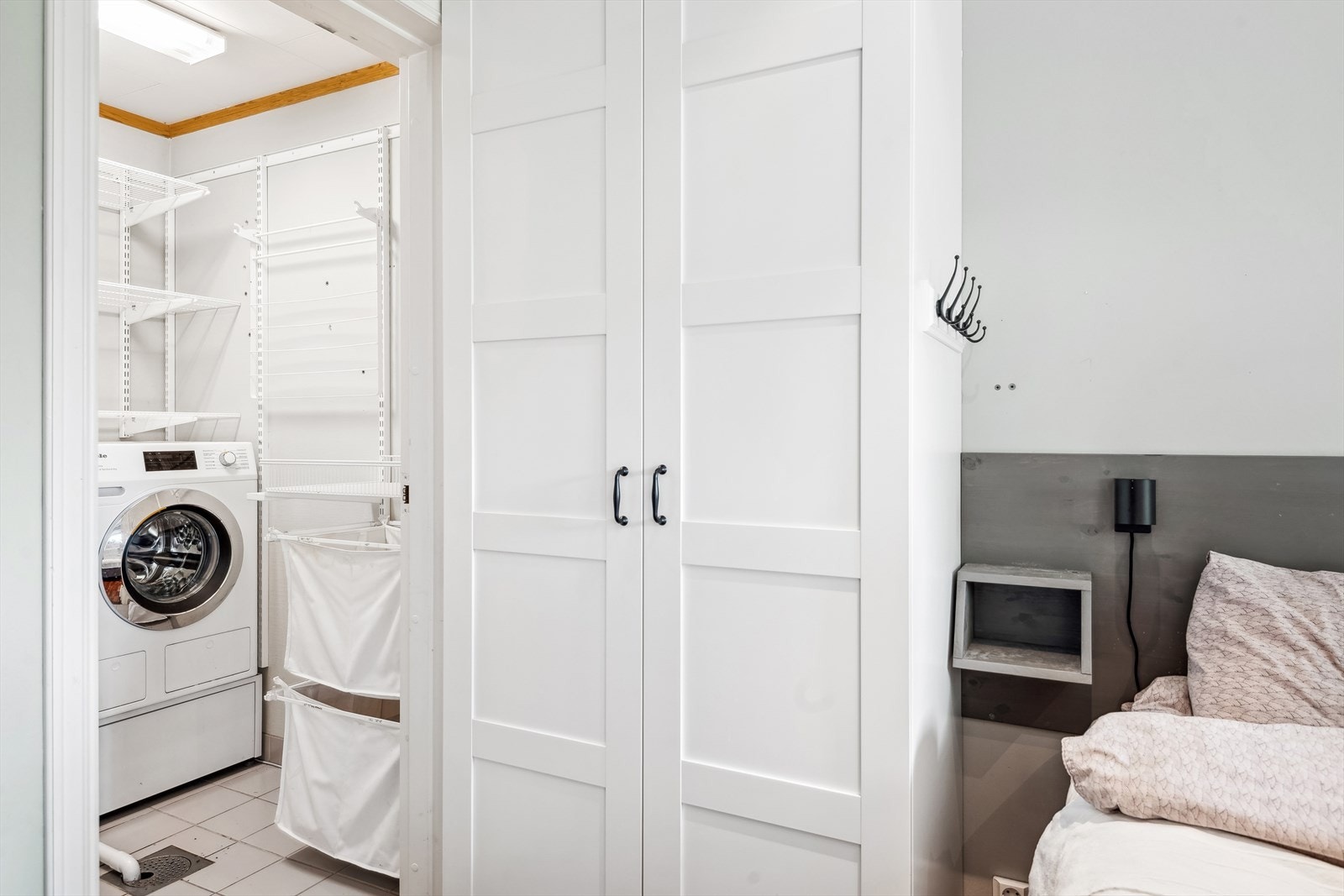 Det er inngang til vaskerommet fra dette rommet. Vaskerommet ligger vegg i vegg med badet. Hyllene her inne vil ikke medfølge. Galleribilde