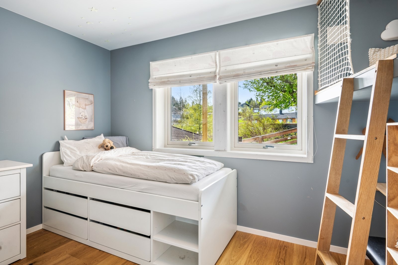 Soverom 2 er et perfekt barnerom som ble pusset opp i 2021. Det ble etterisolert, lagt nytt gulv med varmefolie, malte gipsvegger m.m. Galleribilde