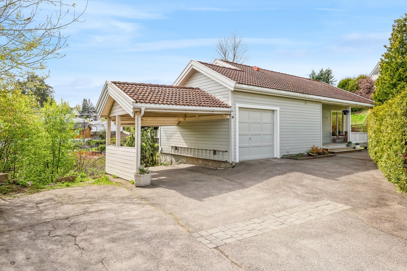 Romslig, asfaltert gårdsplass med god plass til å parkere. Galleribilde