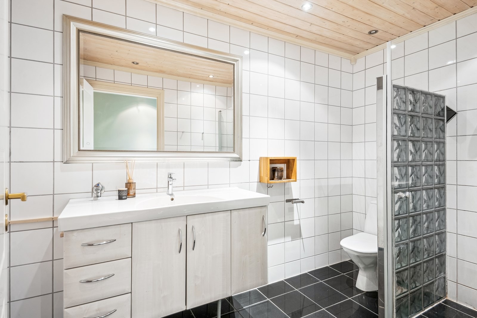 Badet er fra byggeåret, 2001 og har fått TG3 i tilstandsrapporten hovedsakelig grunnet alder og mangel på dokumentasjon. Badet fungere som det skal. Galleribilde