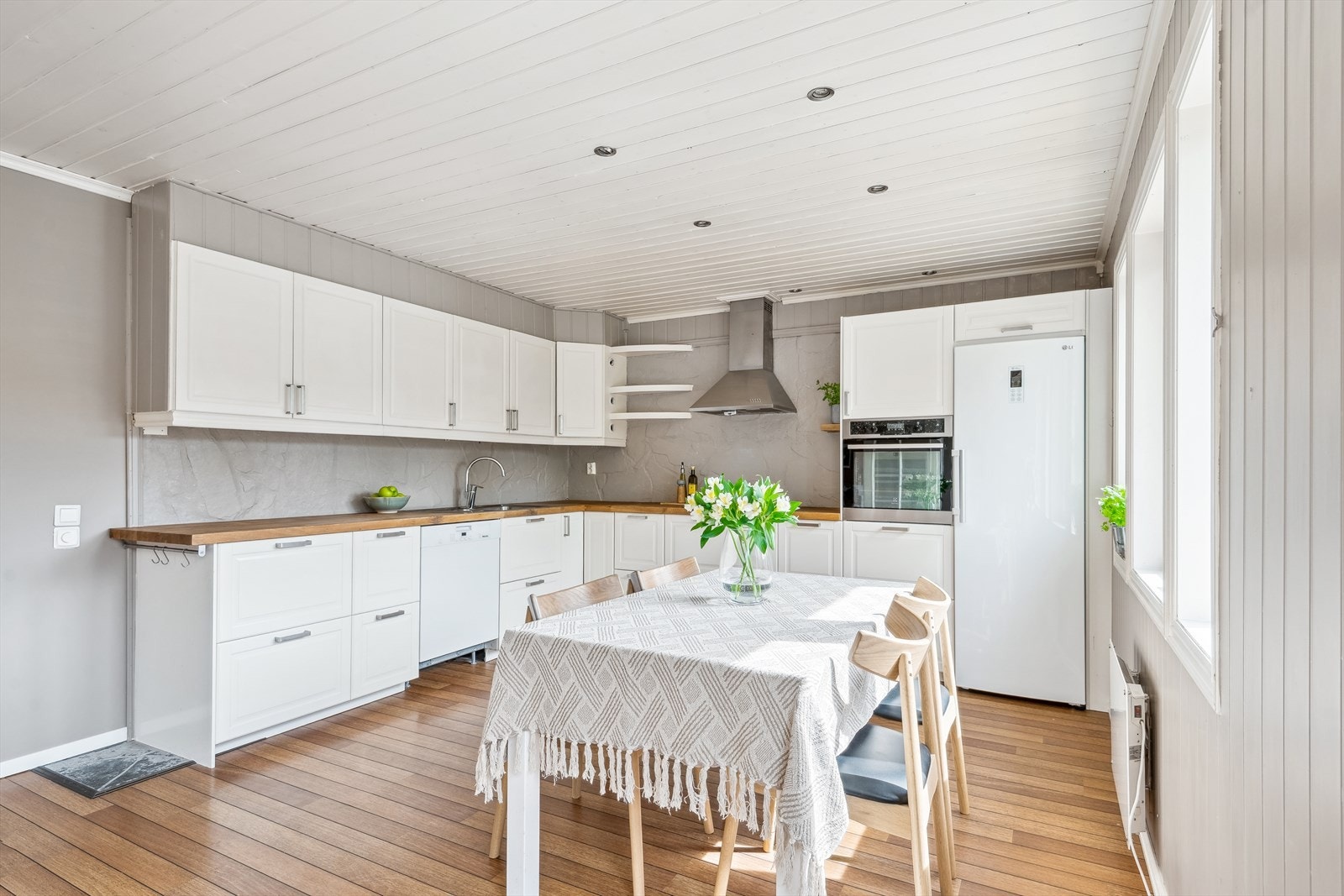 Her har du en perfekt matplass i enden av innredning til din firbeinte venn som er belagt med skifer. Galleribilde