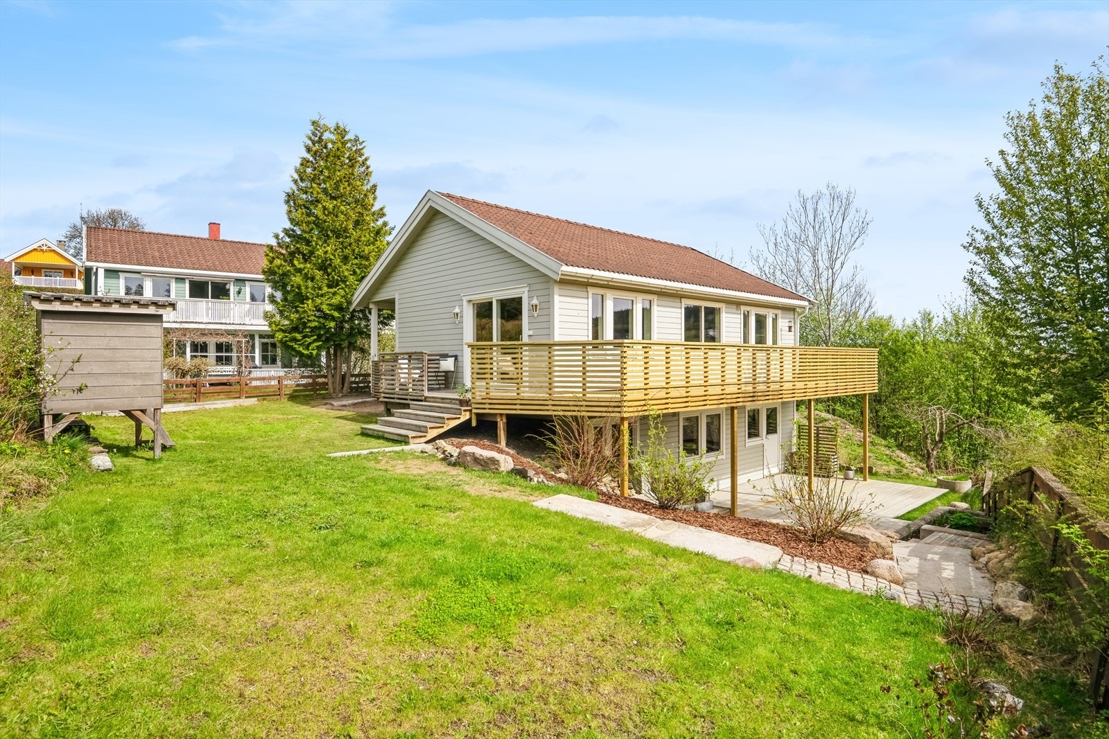 Passe stor hage som innbyr til lek og moro. Legg merke til lekehuset man har i hagen. Dette kommer ungene til å elske. Galleribilde