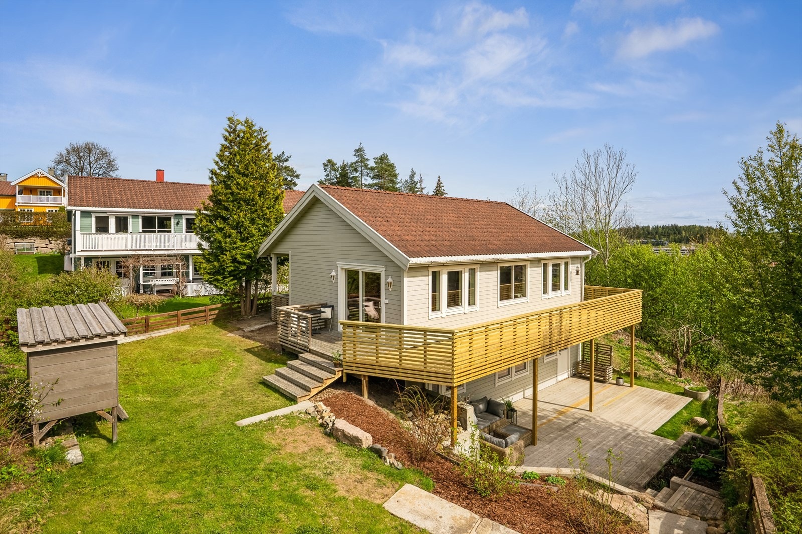 Velkommen til en moderne og pen enebolig med en barnevennlig og sentral beliggenhet. En perfekt familiebolig beliggende innerst i en blindvei. Galleribilde