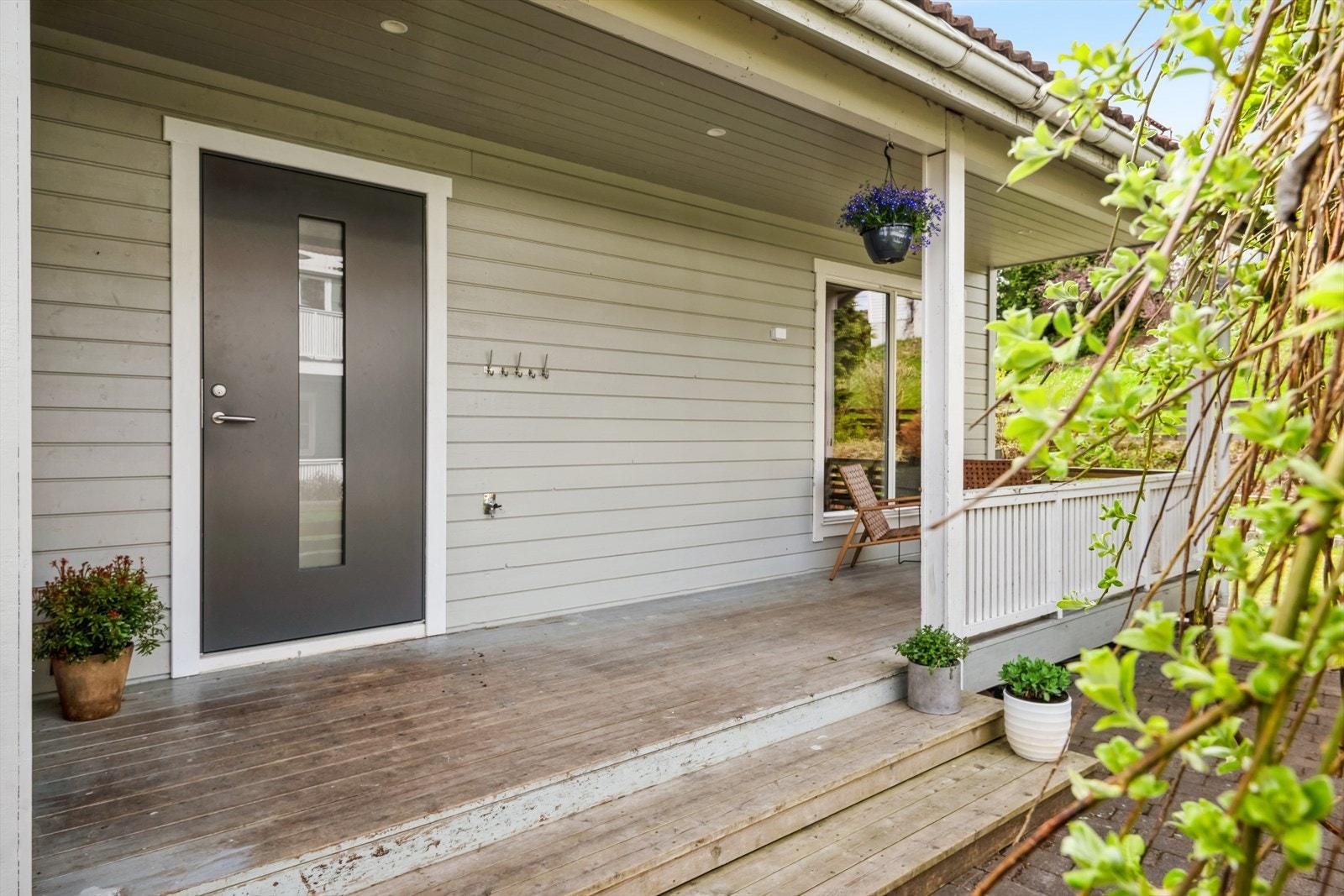 Velkommen inn! Overbygd inngangsparti med terrasse. Ytterdøren er byttet og man har downlights i takoverbygget. Galleribilde