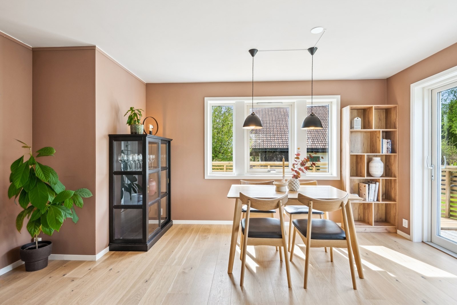 Den gamle pipa er fjernet og det er tenkt at man skal ha en stålpipe i hjørnet der den grønne planten står. Det er ikke lagt varme i gulvet i dette hjørnet. Galleribilde