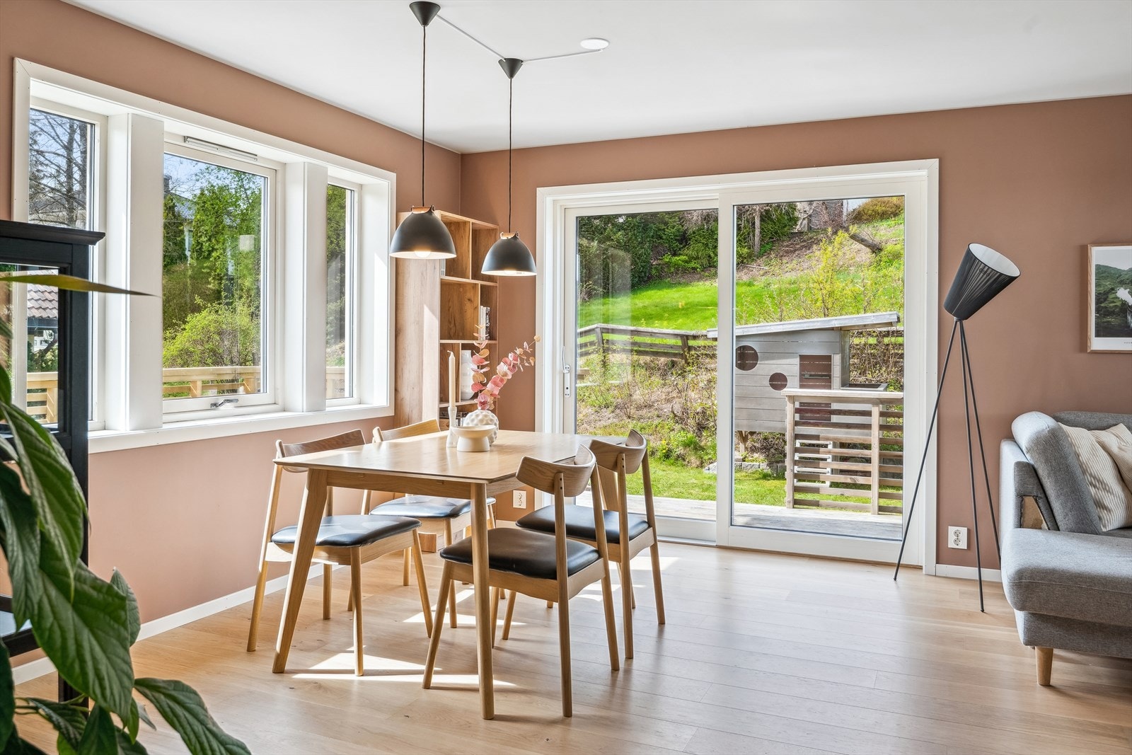 Stuen ble pusset opp i 2023. Utgang til balkongen og hagen. Galleribilde