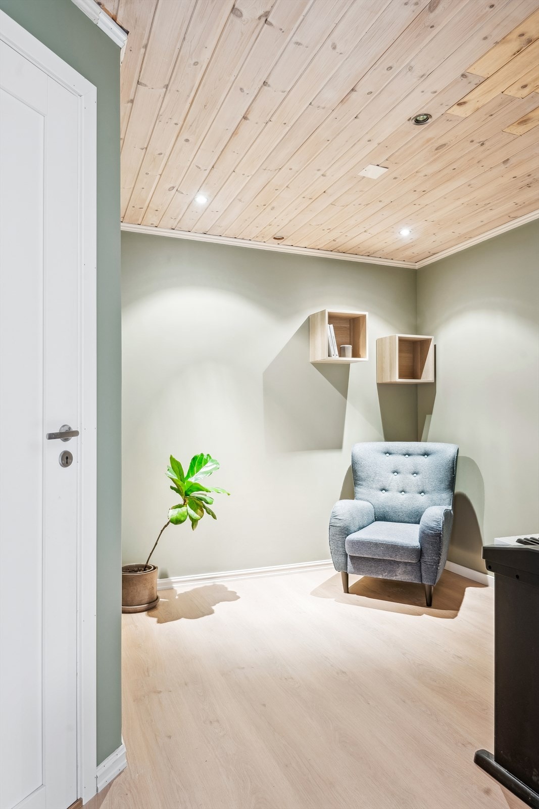 Pipen gikk i dette rommet tidligere, men er nå fjernet. Det er lagt nytt gulv her nede og malte gipsvegger. Galleribilde