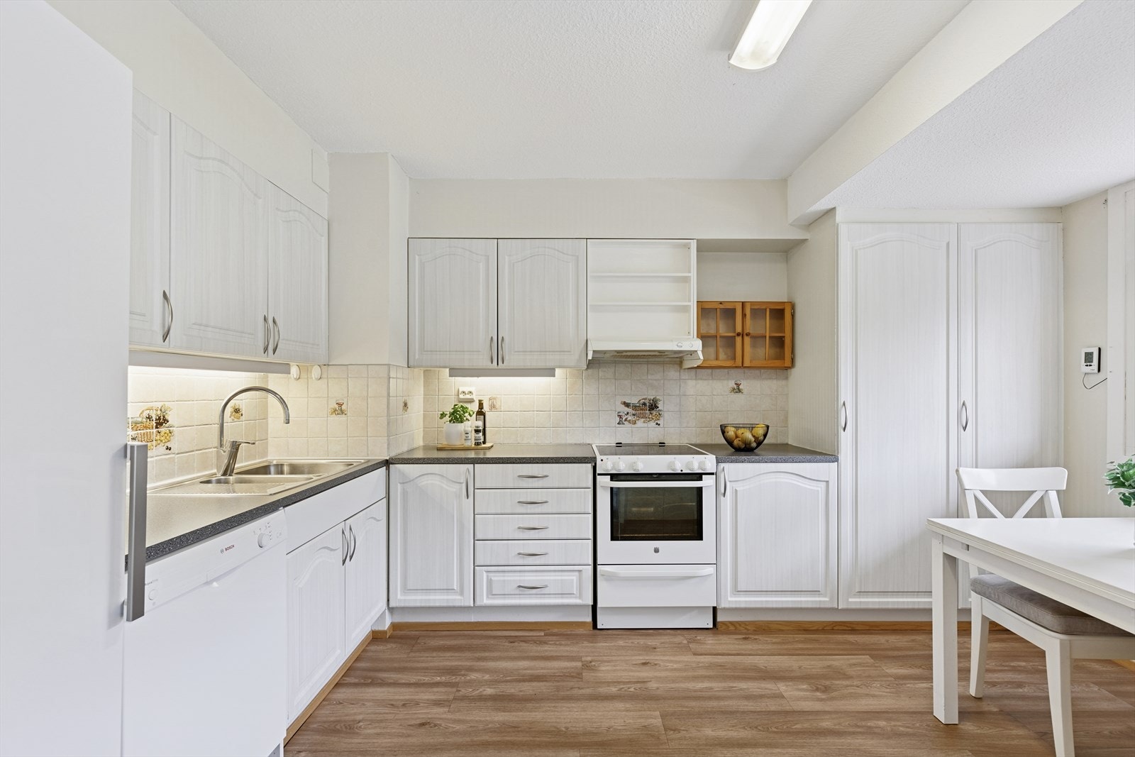 Kjøkken med god plass til spiseplass. Galleribilde