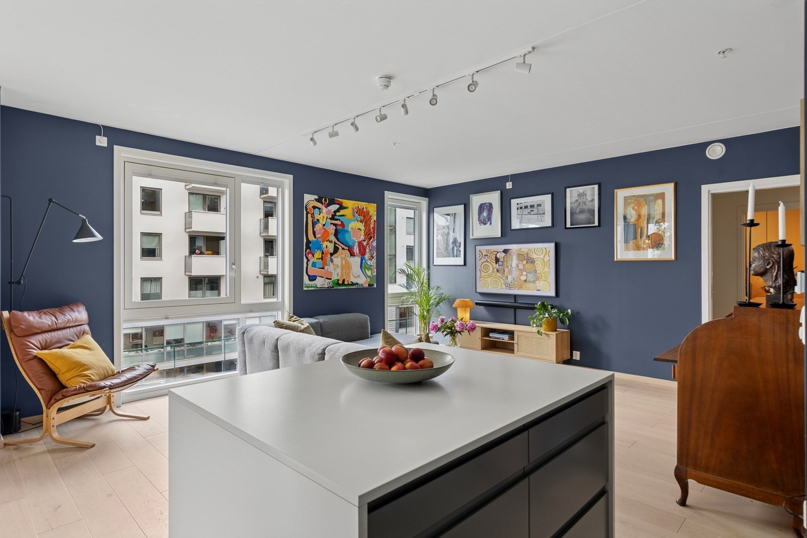 Gulvet i stue/kjøkken, i mellomgang og på soverommene er belagt med 1-stavs eikeparkett. Galleribilde