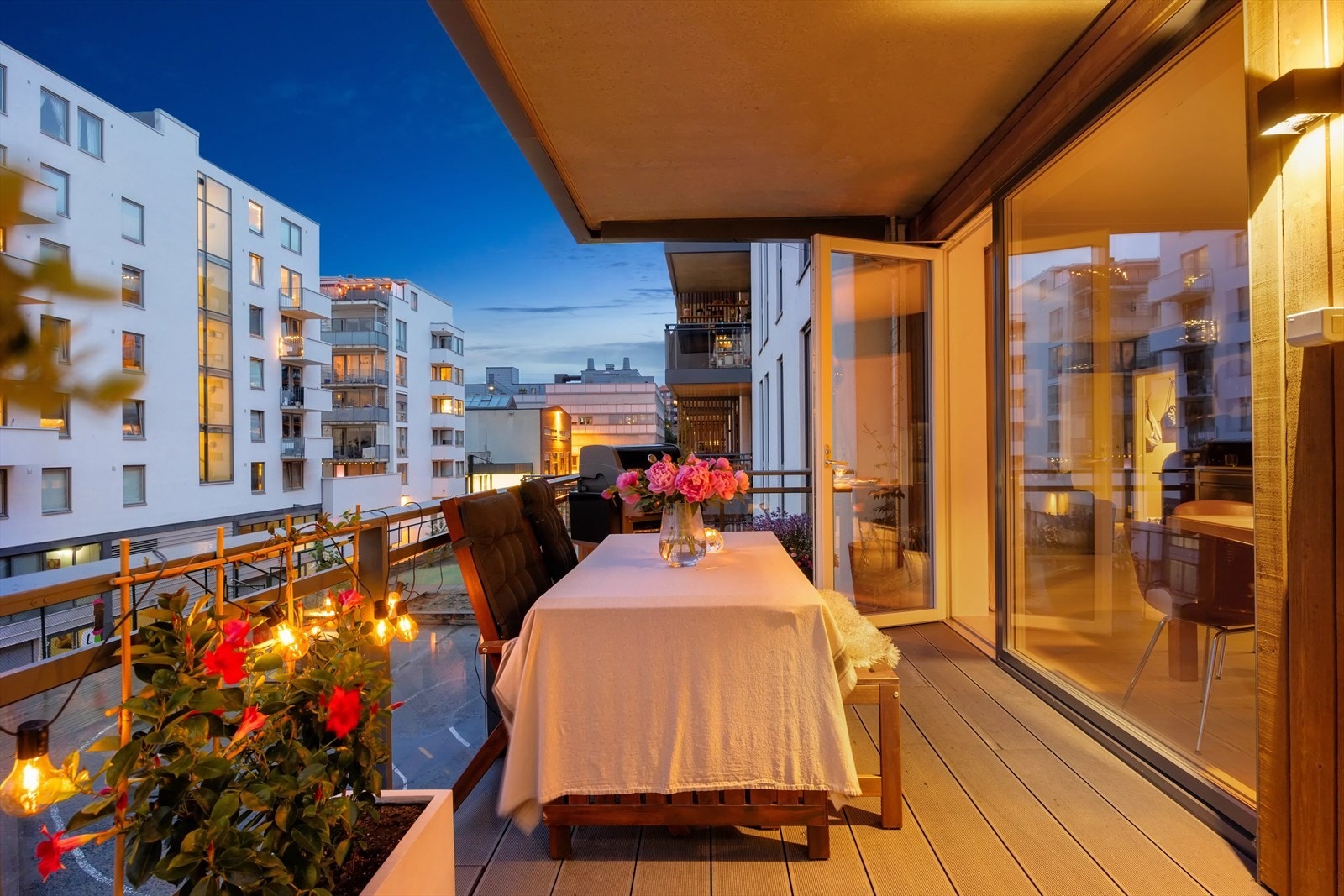 Balkongen er på hele 17 kvm og har sol fra formiddag til kveld, med unntak av ca 1 time på dagen. Galleribilde