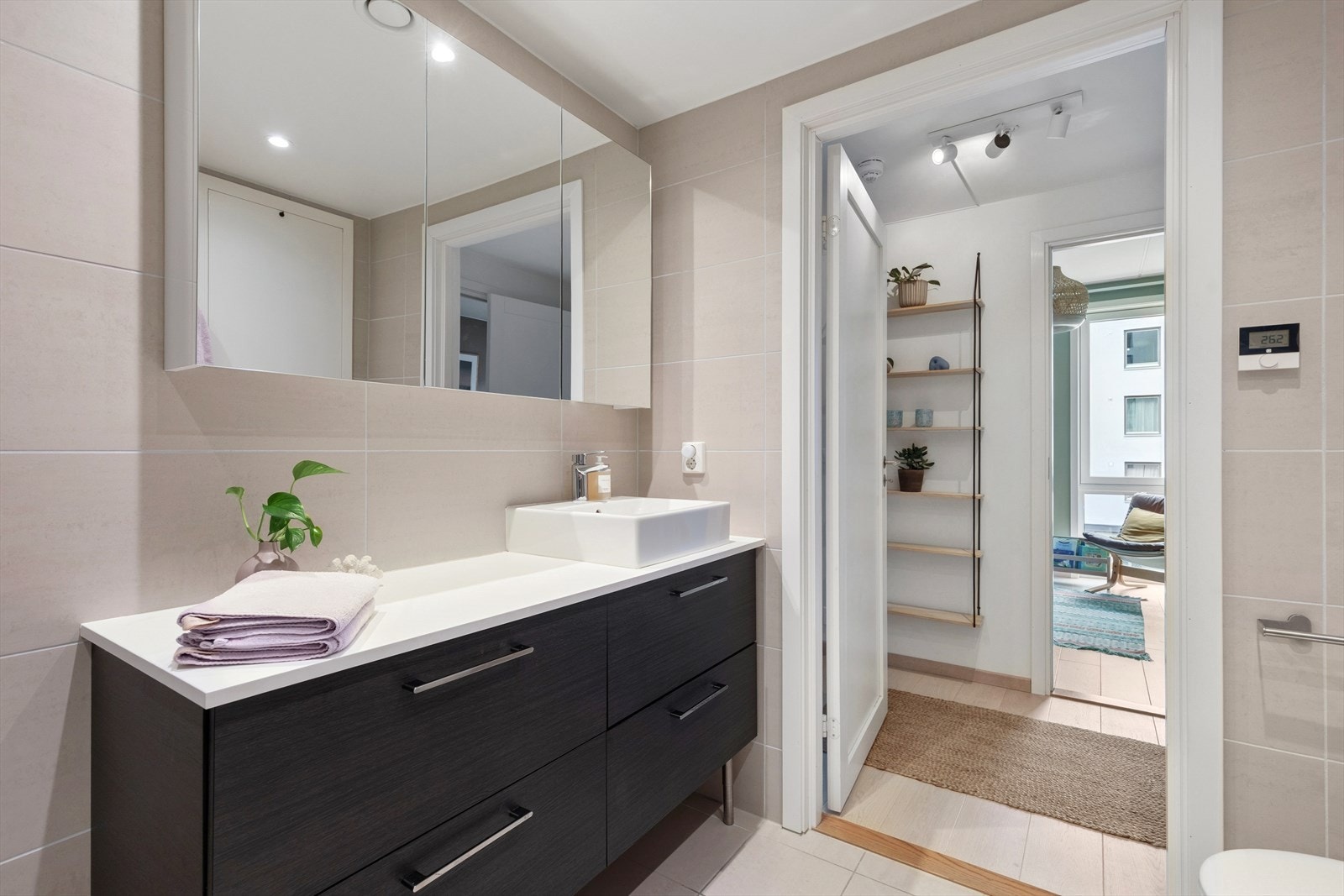 Varme i gulv og downlights i tak. Galleribilde