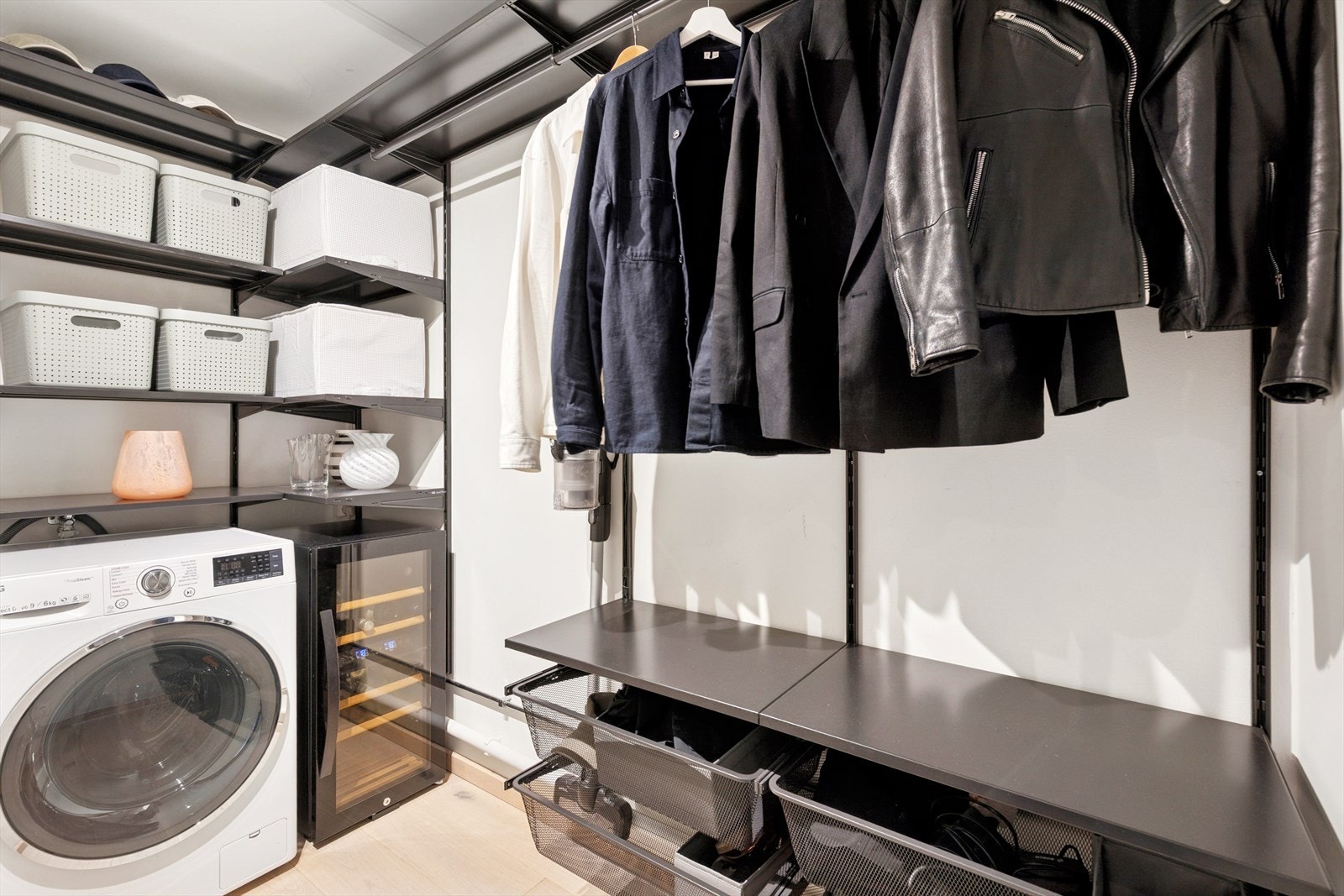Tilknyttet entré er det en praktisk bod med god lagringsplass opplegg for vaskemaskin. Det er montert waterguard. Galleribilde