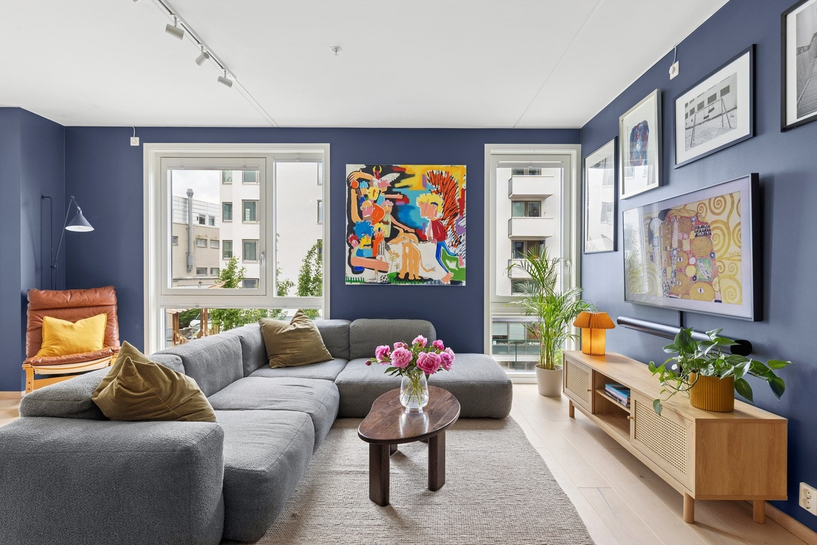 God plass til stor sofagruppe. Galleribilde