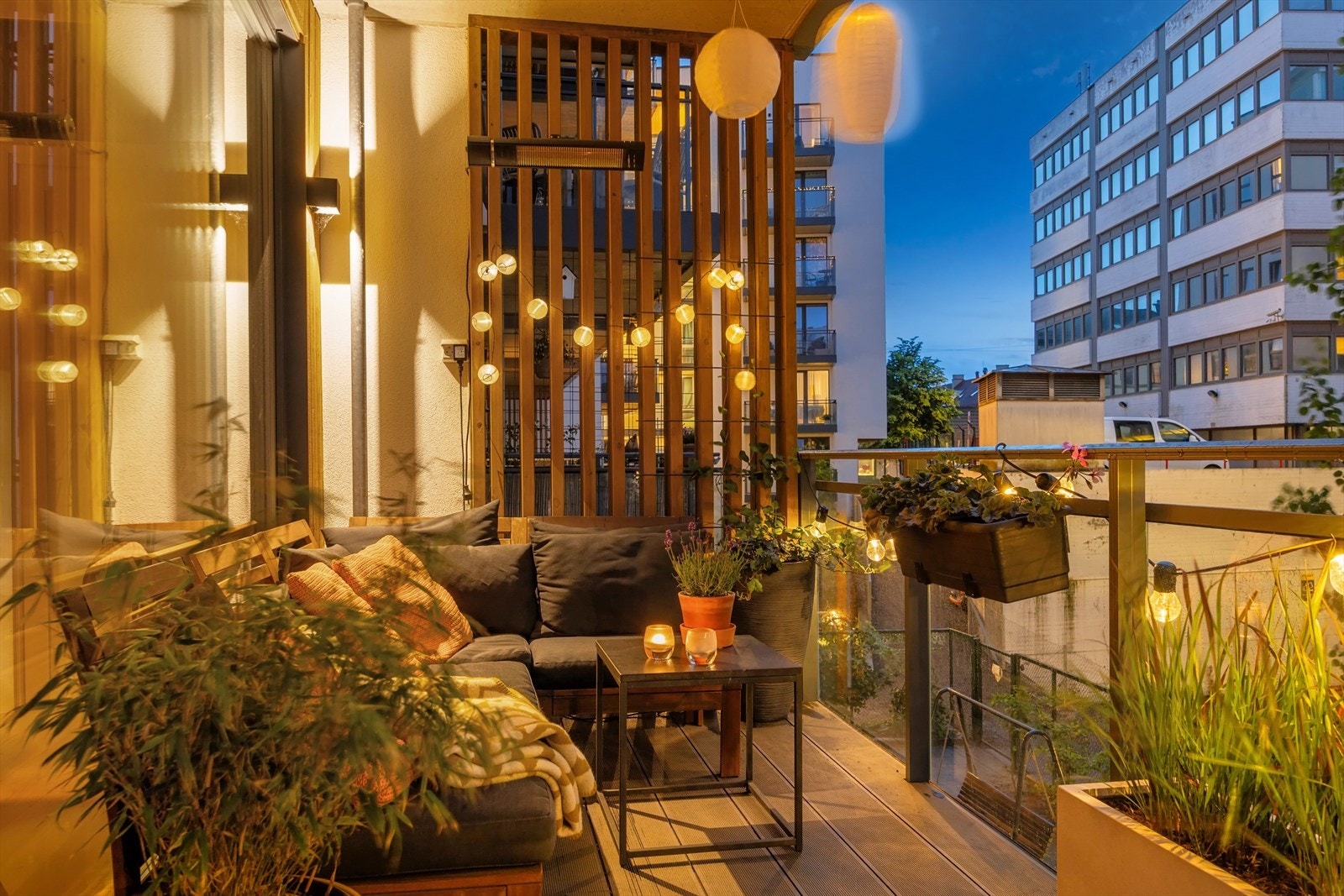 Balkongens L-form gjør den enkel å innrede med flere soner. Galleribilde