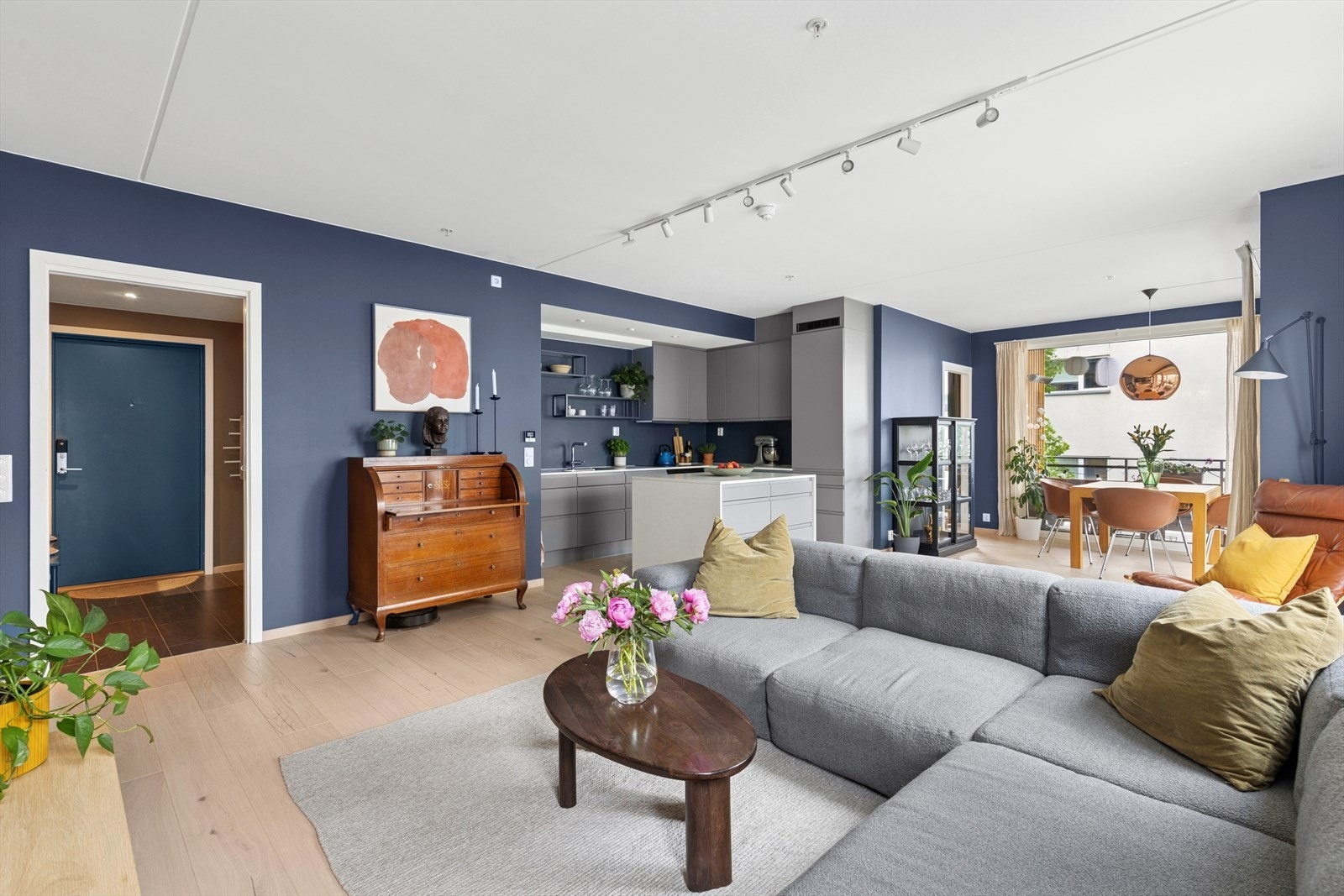 Åpen og stor stue-/kjøkkenløsning gjør dette rommet til naturlig samlingspunkt. Galleribilde