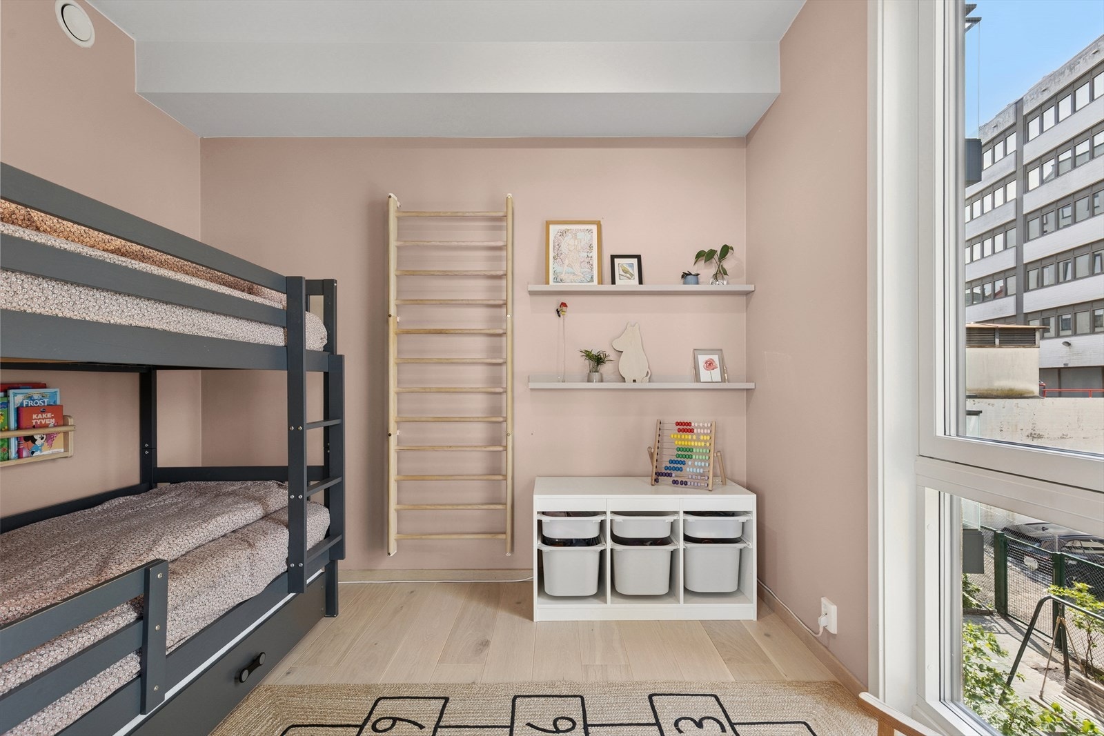 Soverom tilknyttet stue og i motsatt side av øvrige soverom. Galleribilde