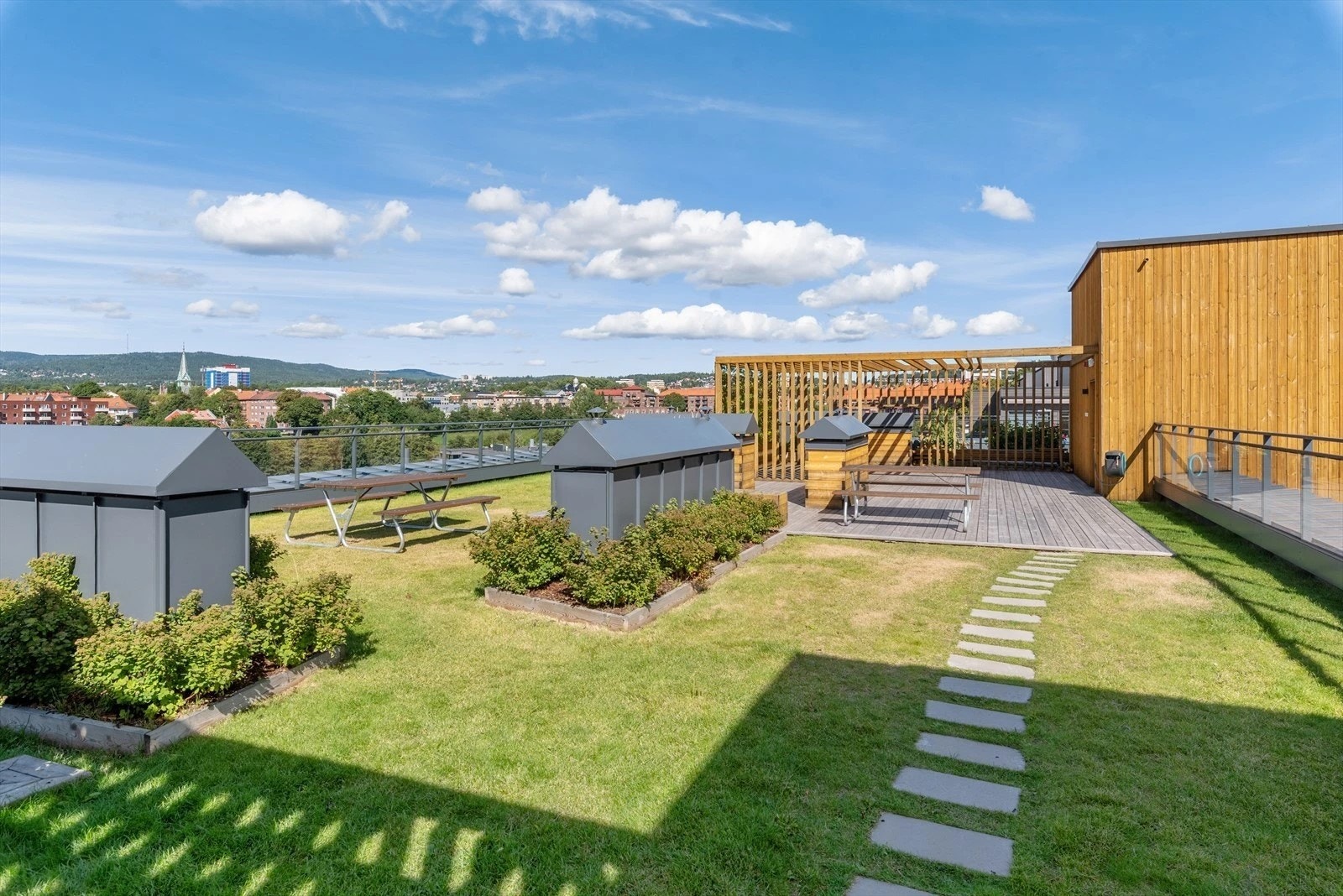 Takterrassen er pent opparbeidet med romslige grøntarealer og sittegrupper. Galleribilde