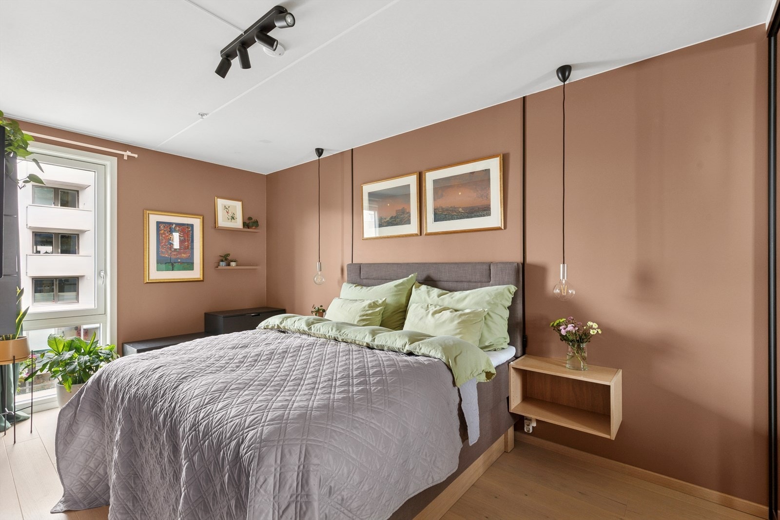 Tiltalende hovedsoverom med god plass til bred seng og tilhørende møblement. Galleribilde