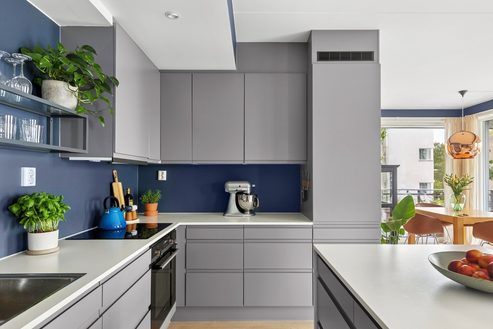 Leiligheten har et lekkert og velutstyrt kjøkken med smakfulle detaljer fra kvalitetsleverandøren HTH. Galleribilde