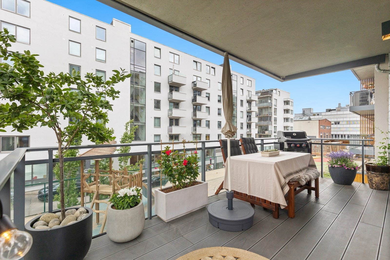 Fra stuen er det utgangsdør til en sørvest-vendt balkong på hele 17 kvm. Galleribilde