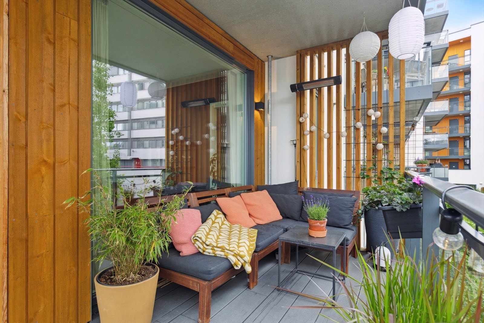 I sommerhalvåret er balkongen en forlengelse av boligen. Galleribilde