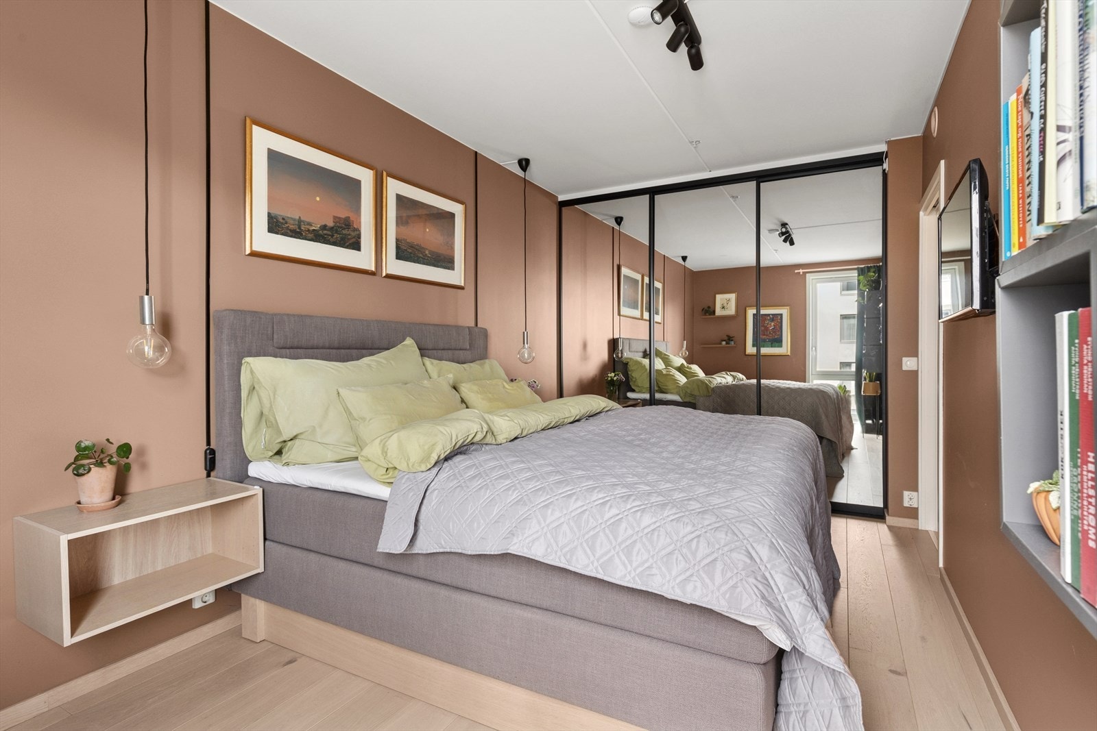 Praktisk oppbevaringsplass i stor og dyp skyvedørsgarderobe med speilfronter. Galleribilde