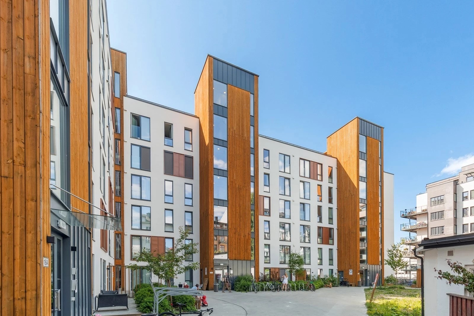 Skjermet og privat bakgård med låst port - Sykkelparkering i garasjeanlegget. Galleribilde