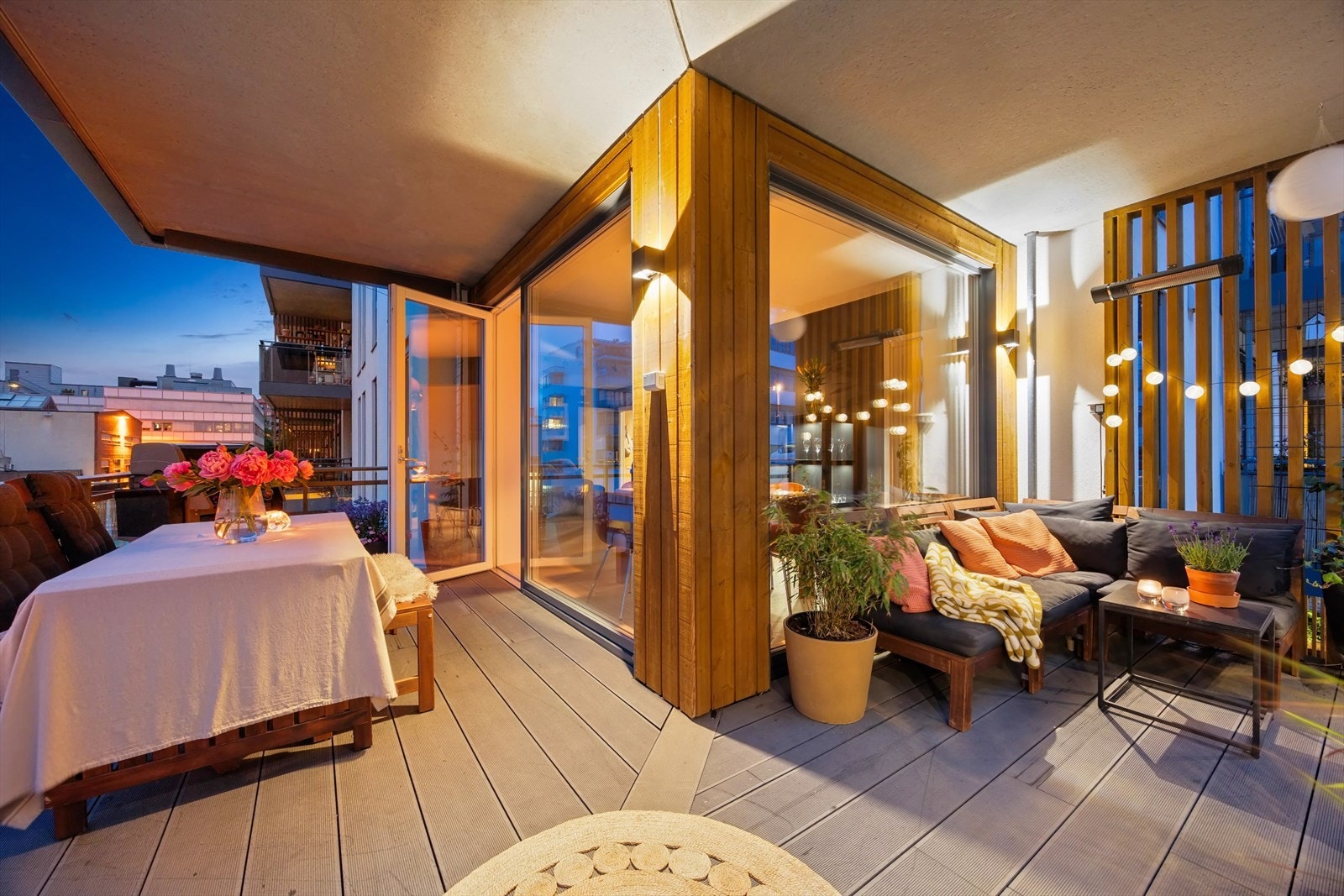 En moderne og stilren 4-roms hjørneleilighet i et bygg fra 2020. Balkongens vinkel gjør den enkelt å innrede med ulike soner. Galleribilde