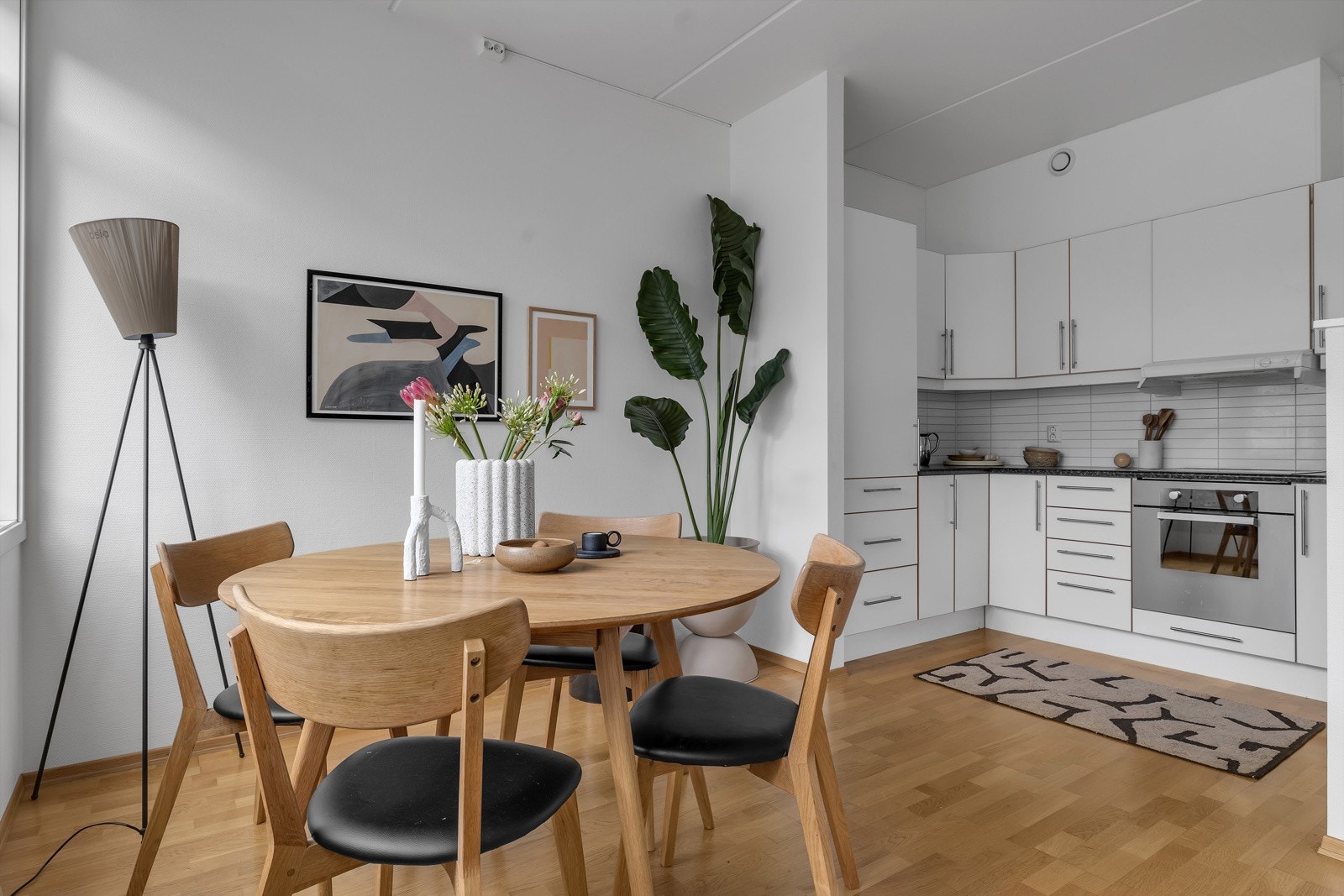 Spiosestue og kjøkken. Galleribilde