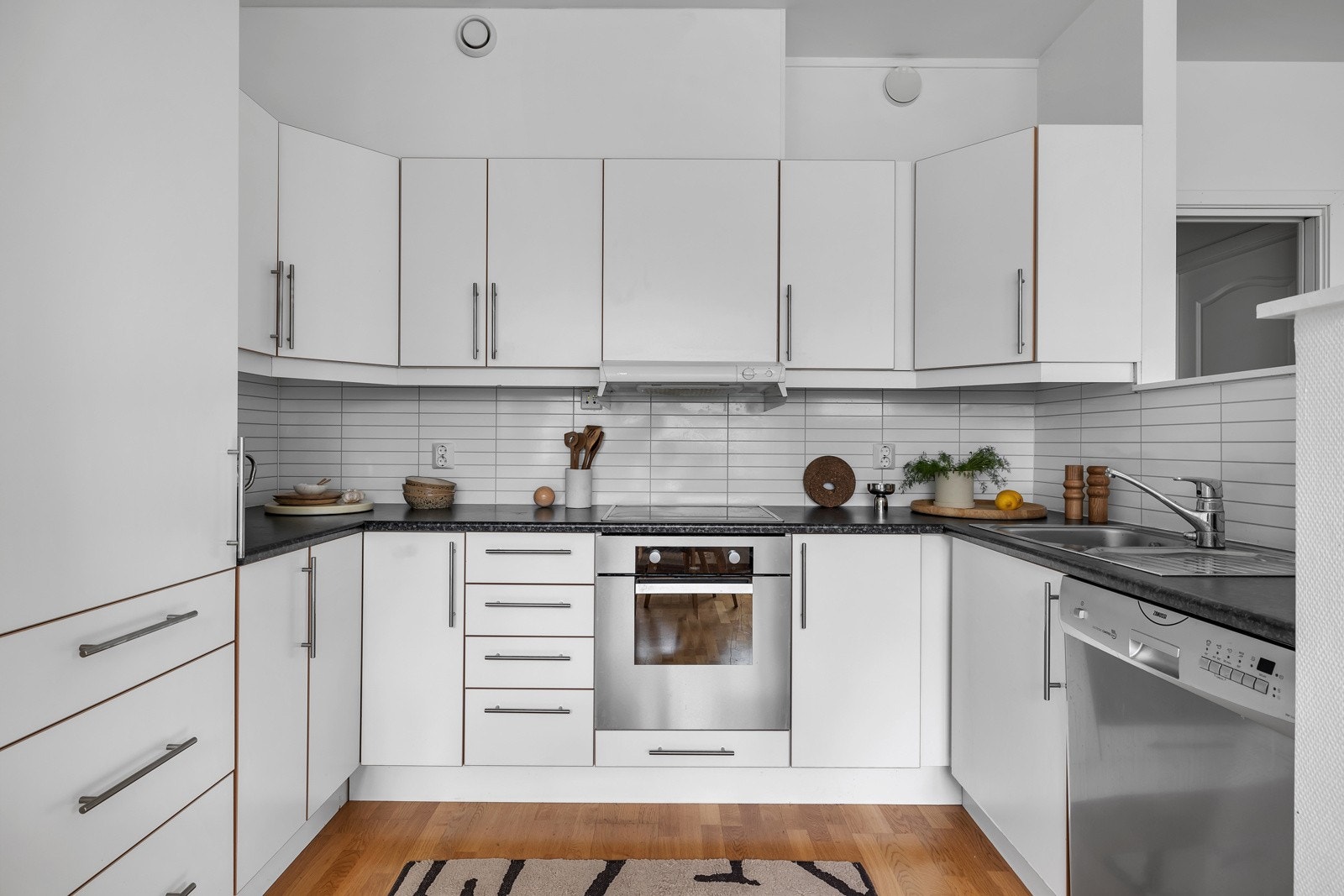 Boligen har ett praktisk og innhioldsrikt kjøkken. Galleribilde