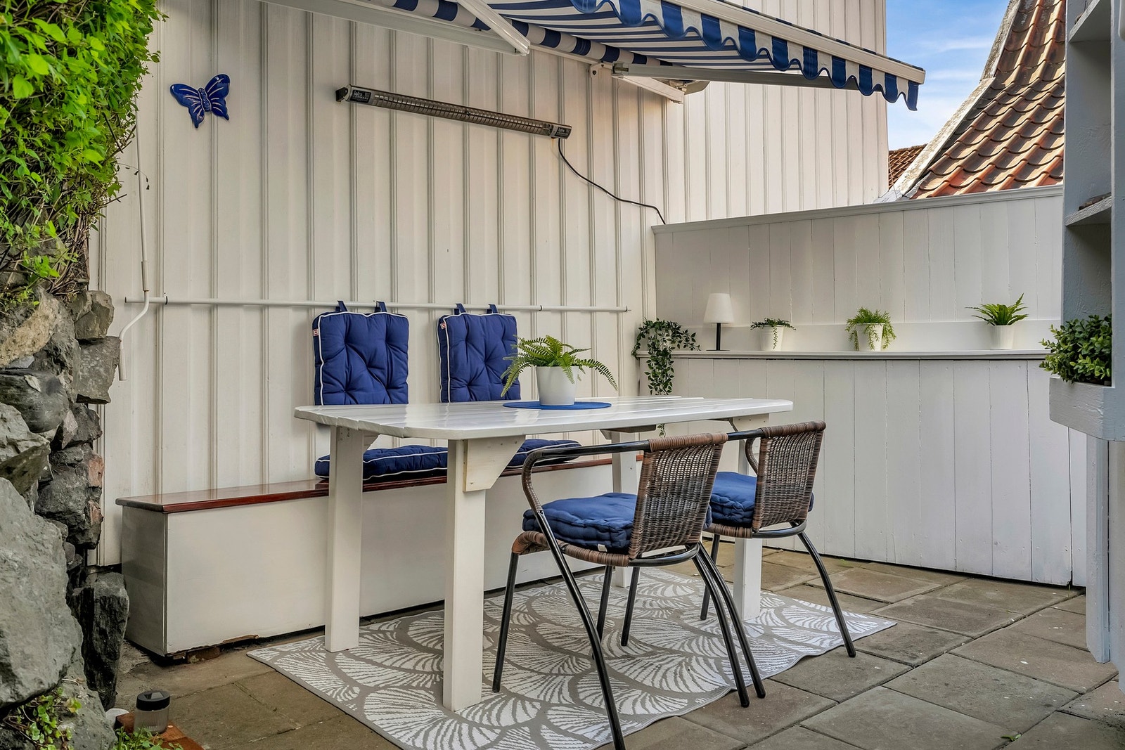 Uteplassen på baksiden av boligen gir flotte muligheter til å nyte et deilig måltid med rolige omgivelser. Galleribilde