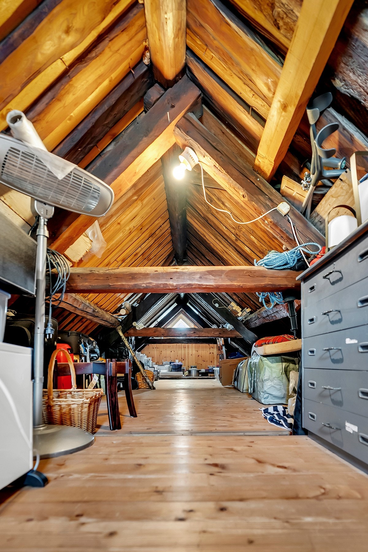 Masse lagringsplass på loftet av boligen. Galleribilde