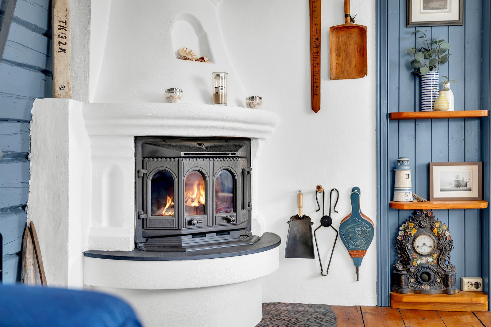 Rommet har et ildsted som bidrar til oppvarming og skaper en lun atmosfære. Galleribilde