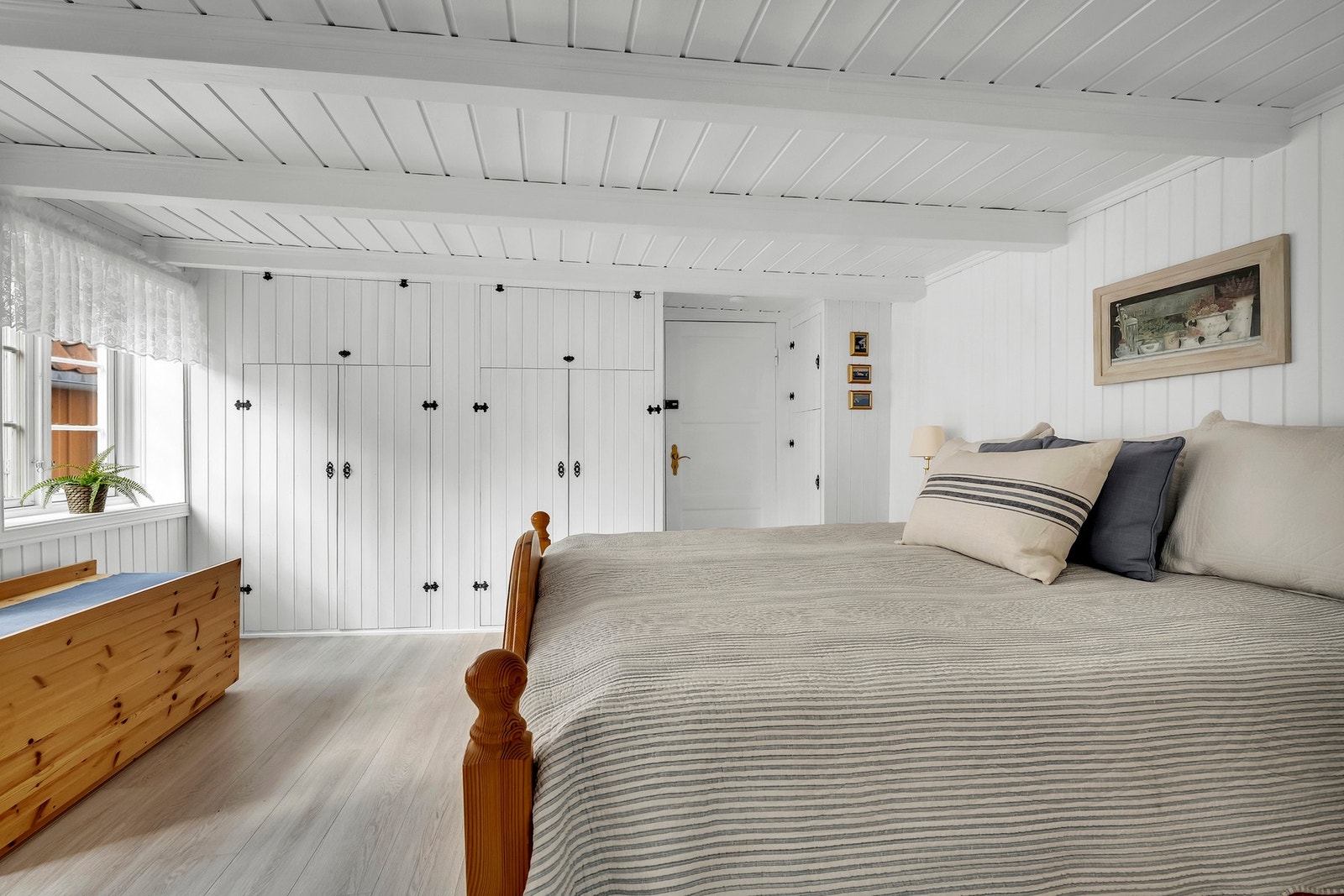 Det er plass til dobbeltseng og nattbord, og rommets utforming gir mulighet for garderobeskap eller annen oppbevaringsløsning. Galleribilde