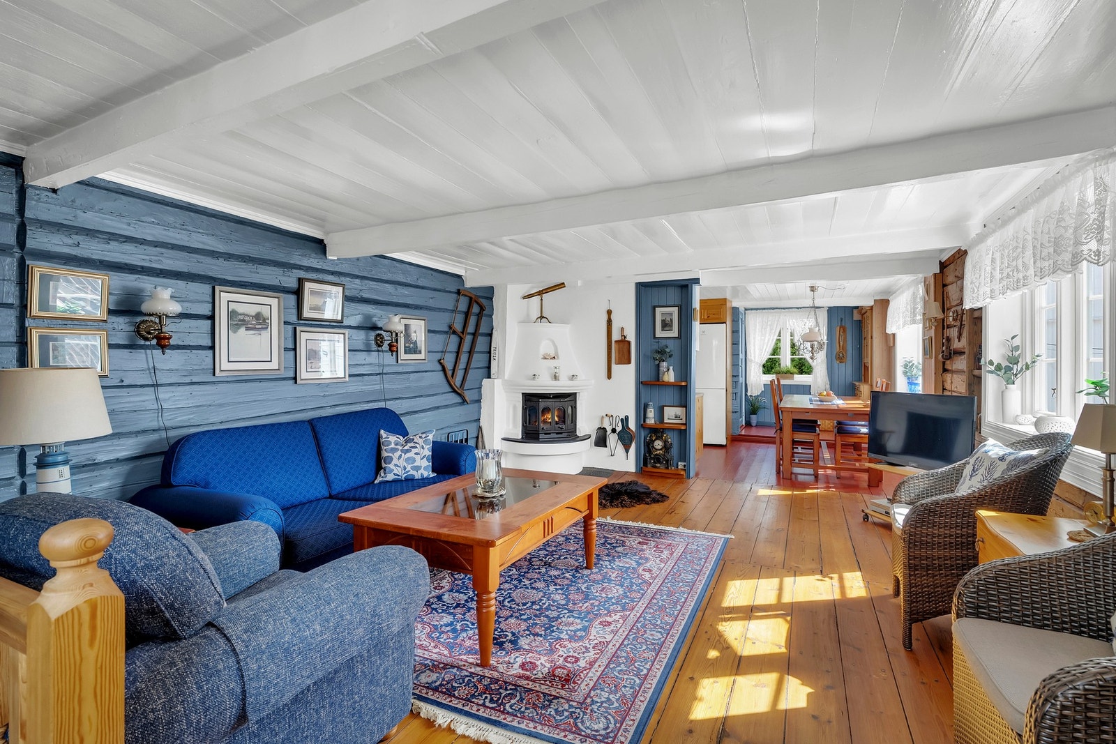 Stuen har en romslig planløsning som gir gode muligheter for ulike møbleringsalternativer. Galleribilde