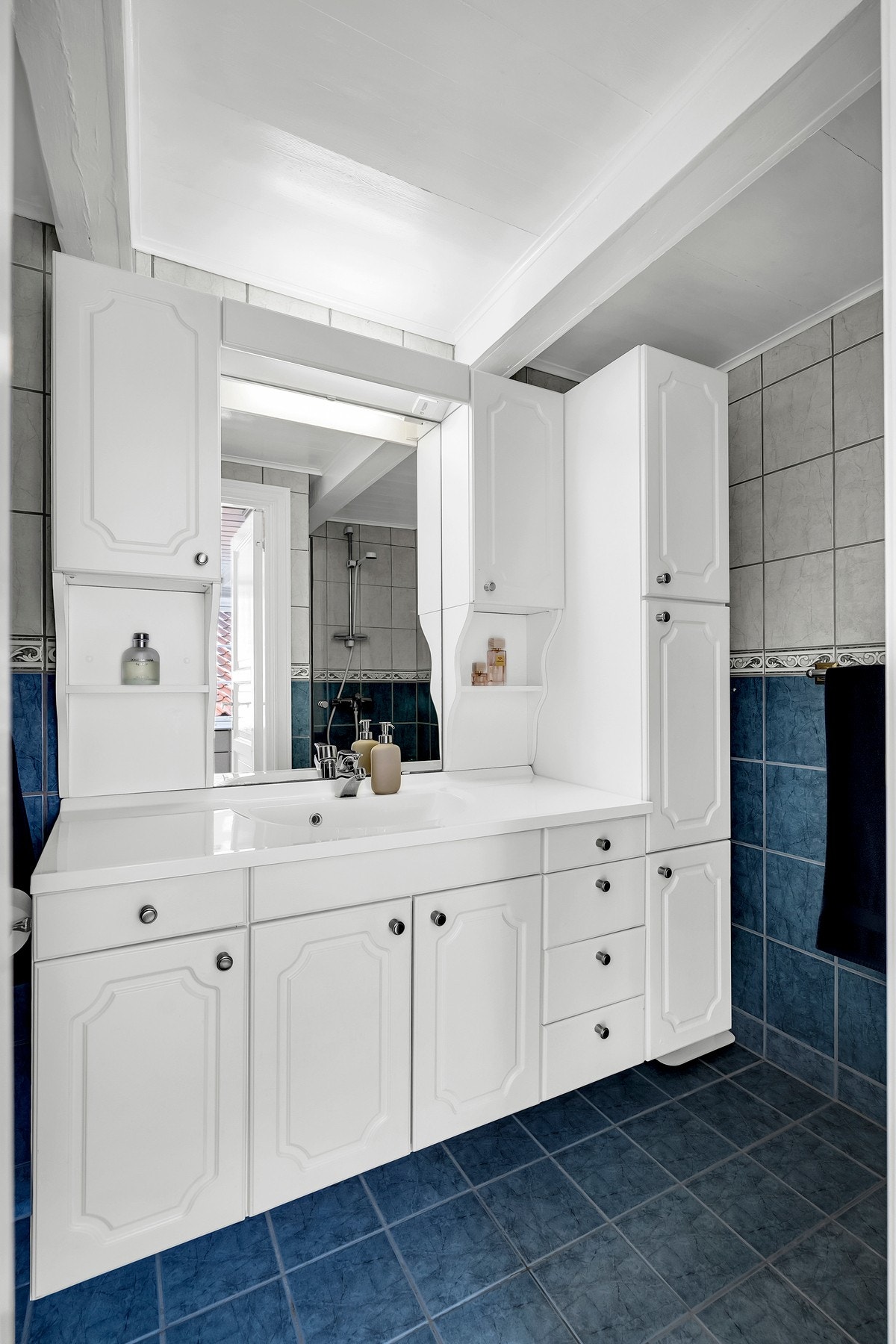 Rommet er utstyrt med varmekabler i gulvet, dusjnisje, toalett og vask med baderomsinnredning. Galleribilde