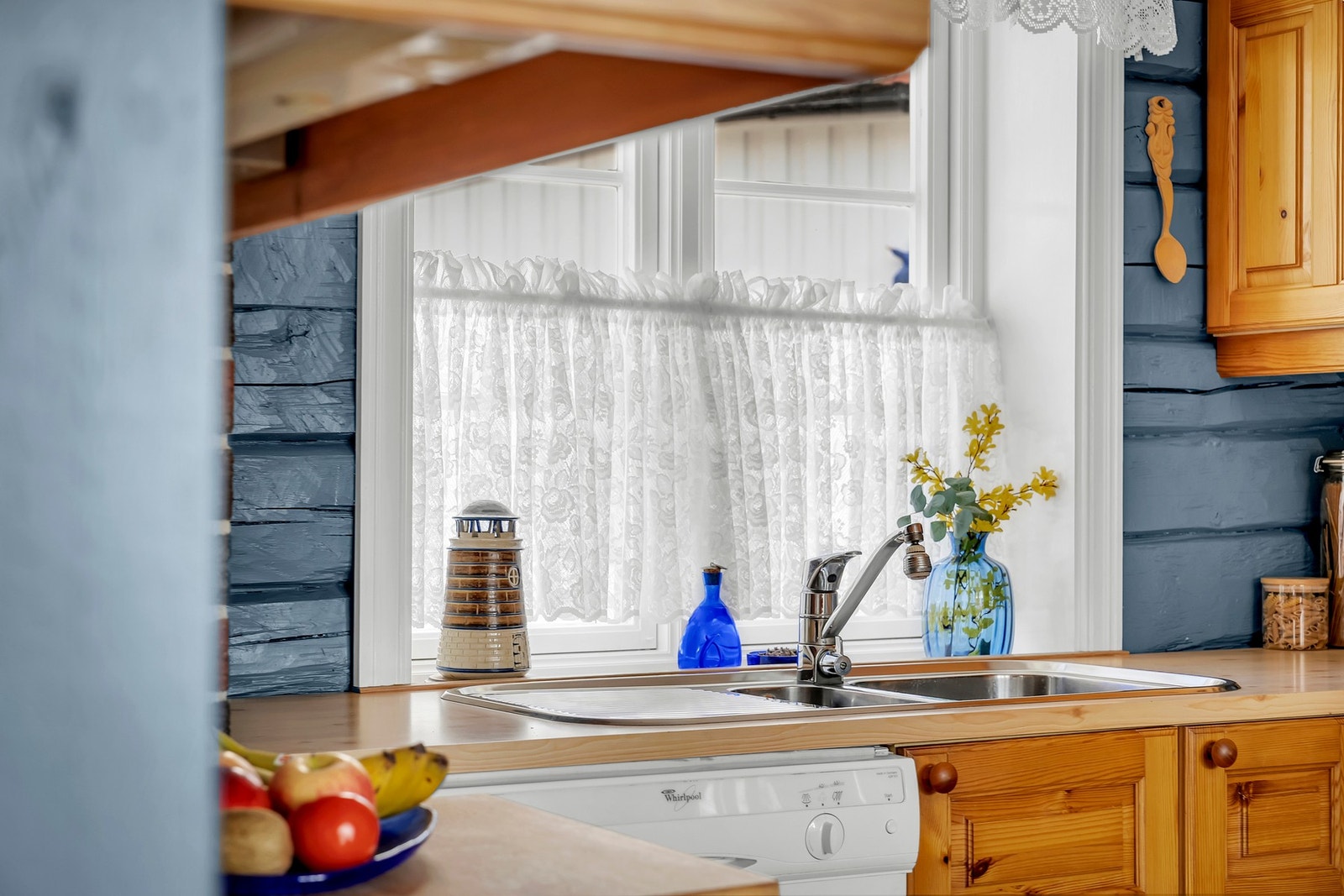 Kjøkkenet har folierte skrog med profilerte fronter som gir praktisk oppbevaringsplass. Galleribilde