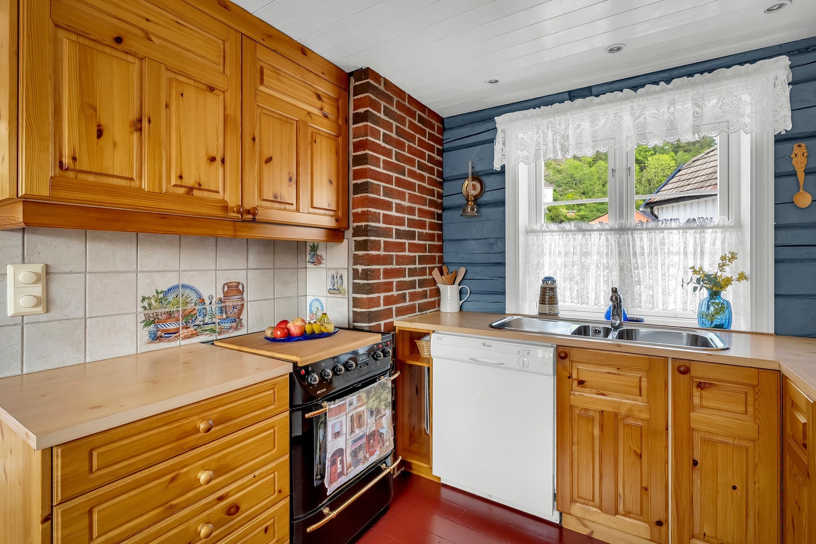 Det er tilrettelagt for komfyr, oppvaskmaskin og kjøleskap, noe som sikrer en effektiv utnyttelse av rommet. Galleribilde