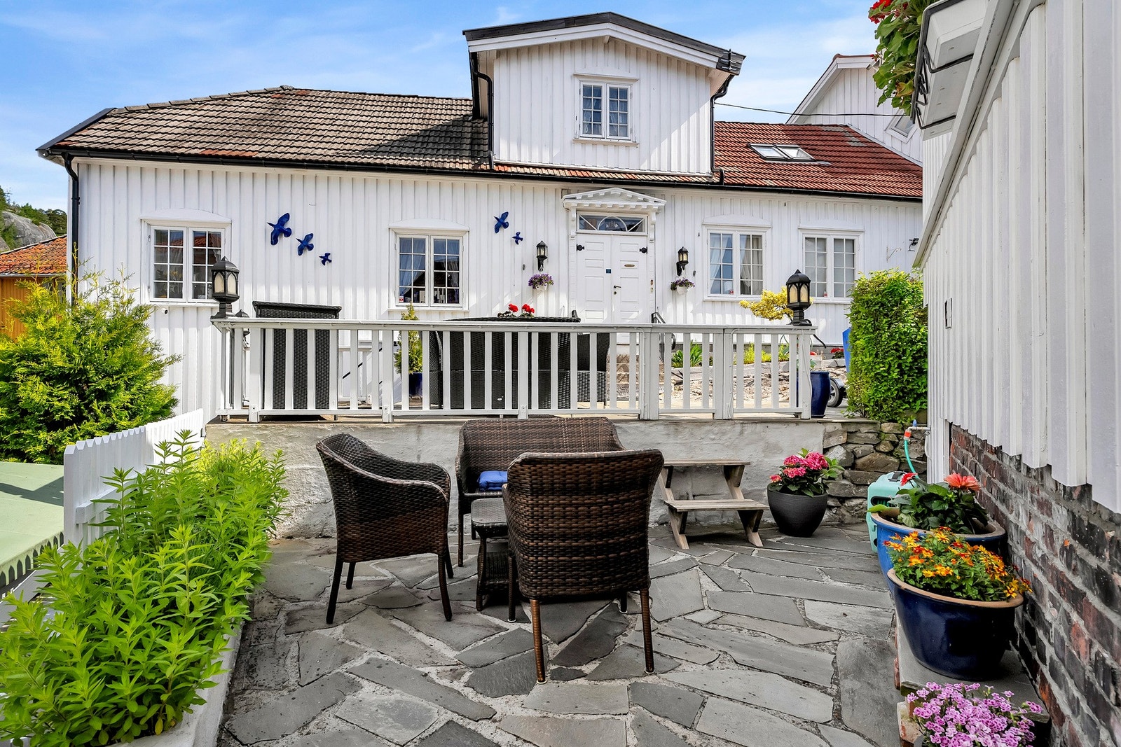 Det er mange hyggelige spisesteder i området, med blant annet Tollboden, Haven, PA 17, El Paso, og Smauet under ett minutts gange unna. Galleribilde