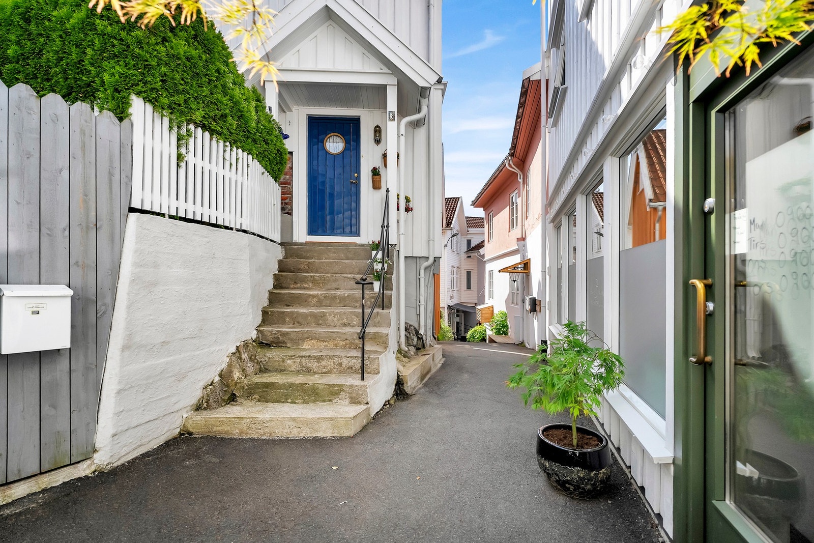 Nærområdet byr på flotte badeplasser som Gunnarsholmen og Sjøbadet på Øya. Galleribilde