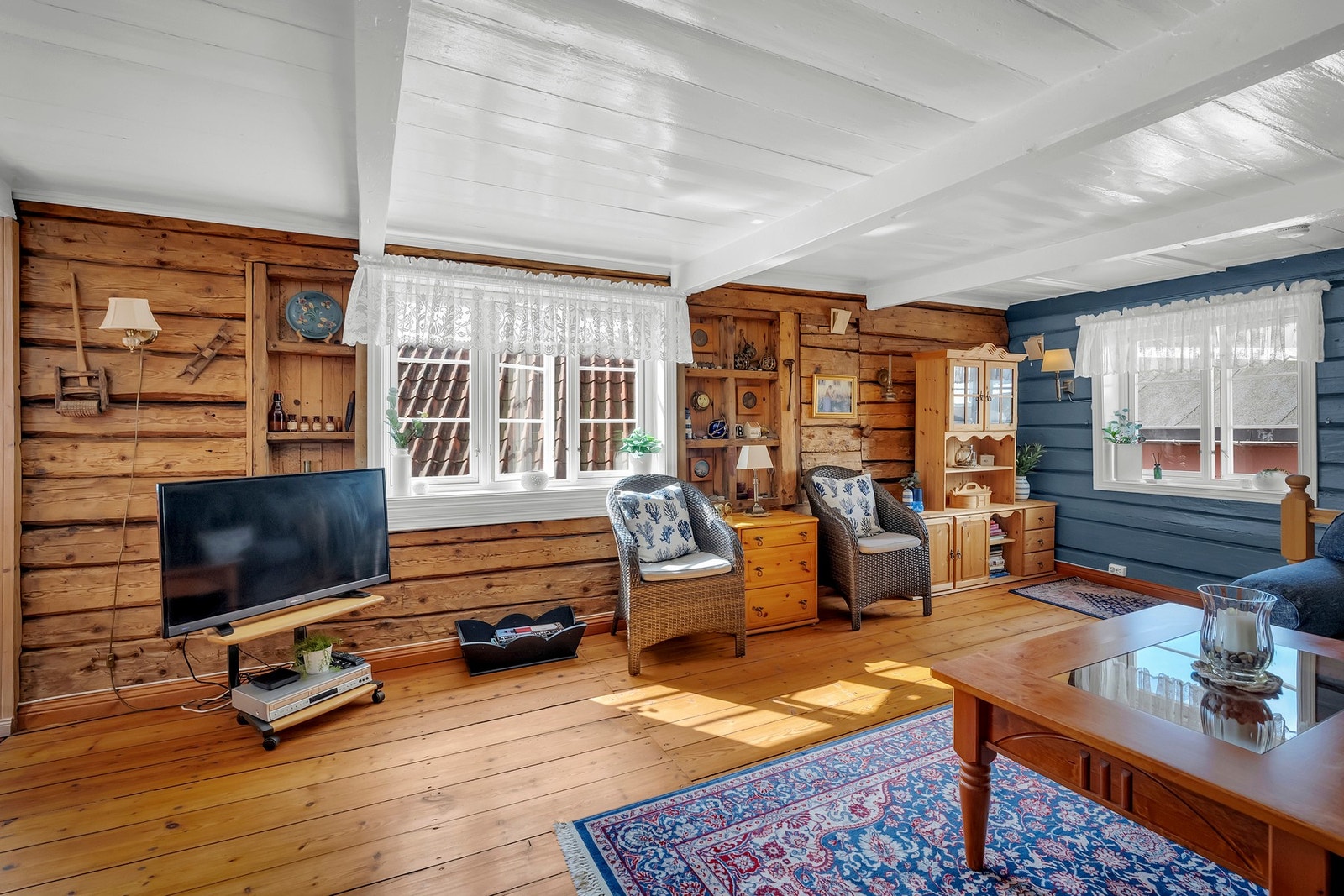 Dette er et funksjonelt rom som passer både til hverdagsbruk og sosialt samvær. Galleribilde