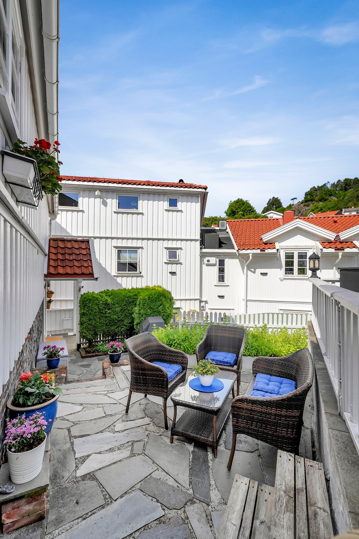 Flott uteplass rett ved inngangen til boligen! Galleribilde