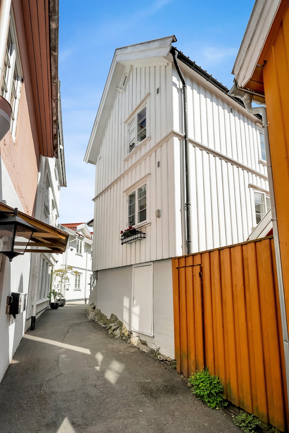 Du har et bredt utvalg av servicetilbud i nærheten. Dagligvarebutikker som Kiwi Kragerø og Spar Kirkebukta Kragerø ligger henholdsvis omtrent 3 og 7 minutter unna til fots. Galleribilde