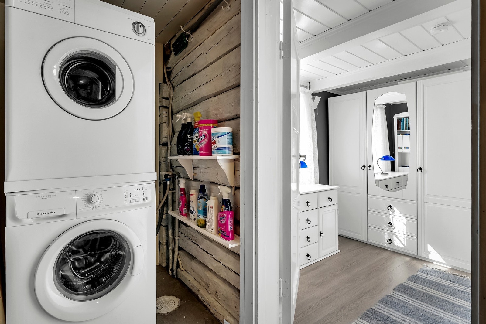 Opplegg for vaskemaskin og god plass til oppbevaring. Galleribilde