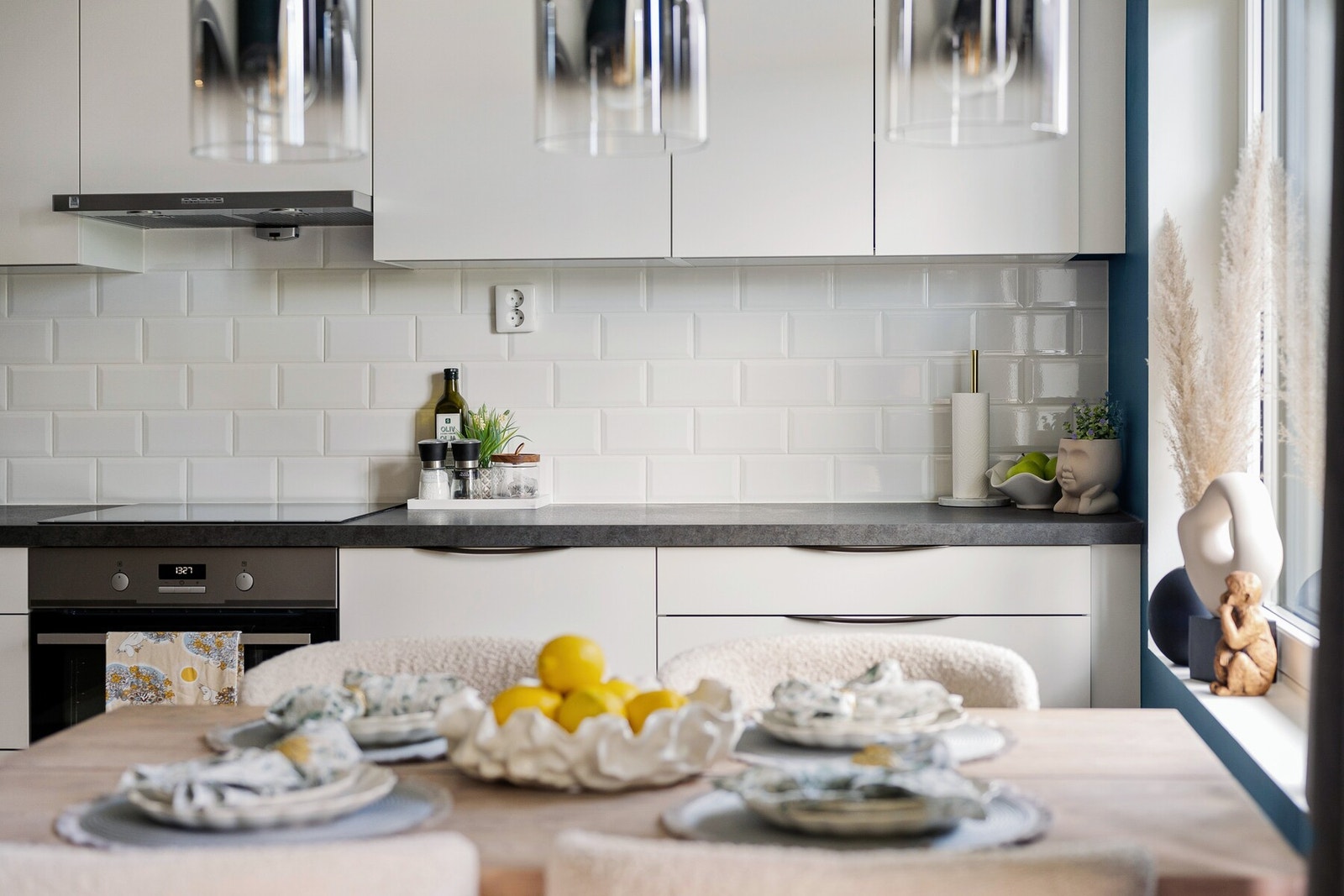 Kjøkkenet ligger i åpen løsning mot spiseplass og stue, og er godt tilpasset både matlaging og sosiale sammenkomster. Galleribilde